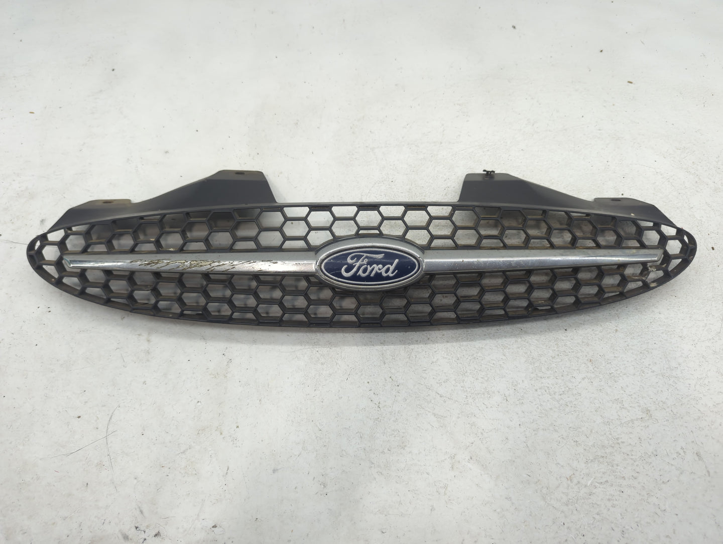 2000-2003 Ford Taurus Front Grille Bumper Not Included - Oemusedautoparts1.com