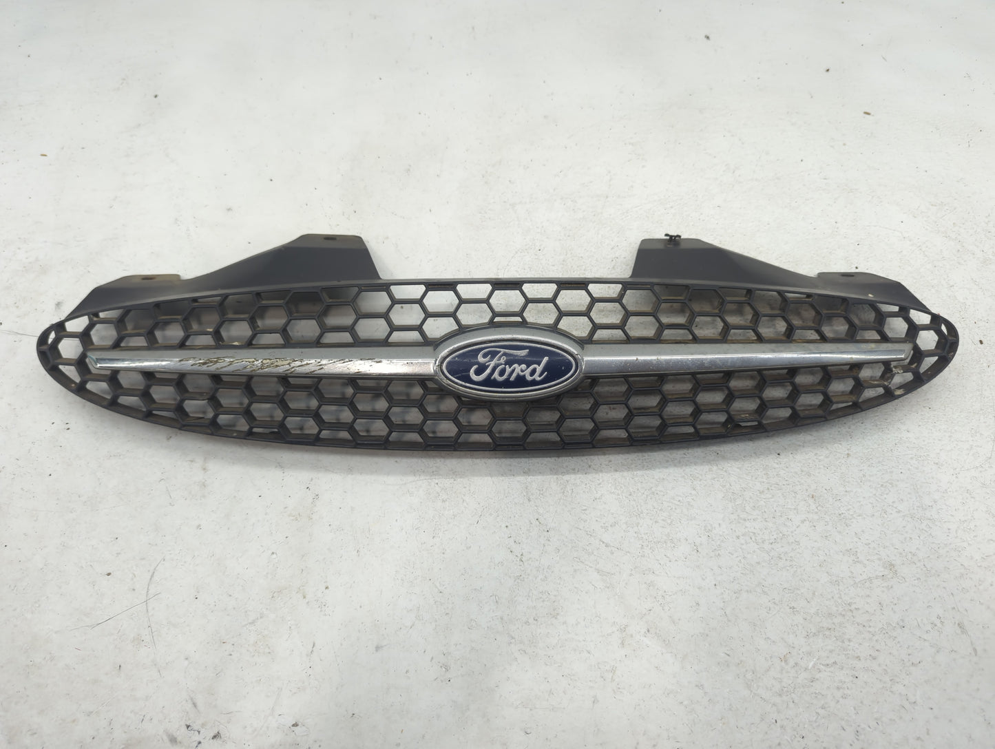 2000-2003 Ford Taurus Front Grille Bumper Not Included - Oemusedautoparts1.com