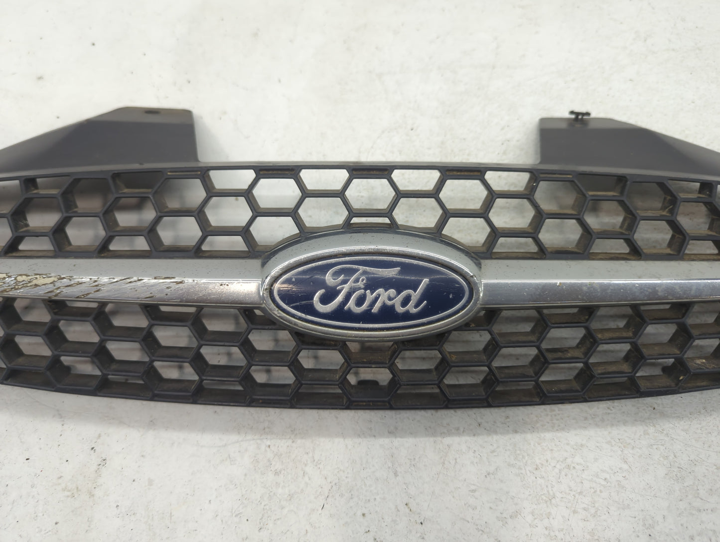 2000-2003 Ford Taurus Front Grille Bumper Not Included - Oemusedautoparts1.com