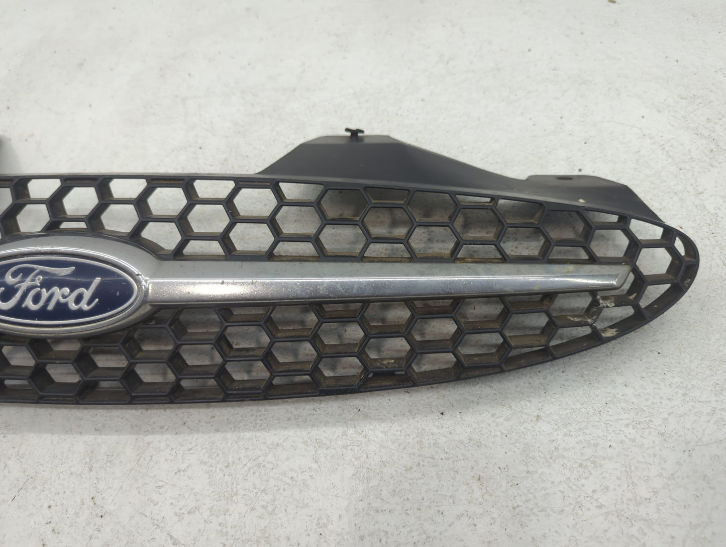 2000-2003 Ford Taurus Front Grille Bumper Not Included - Oemusedautoparts1.com