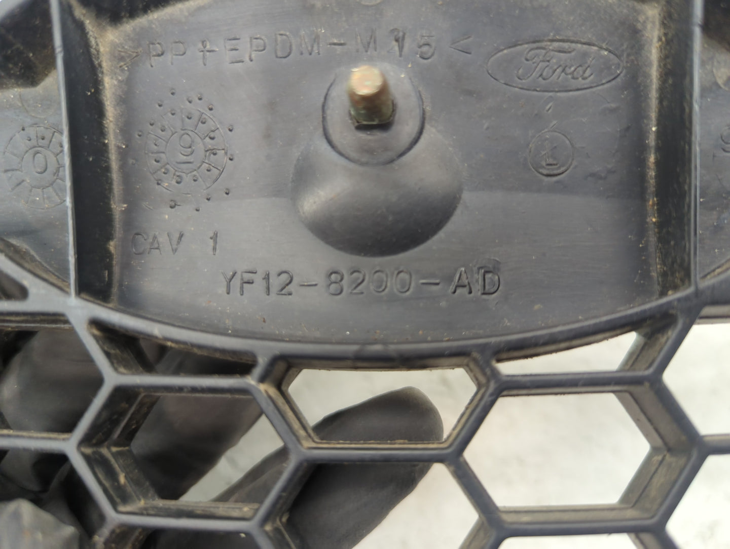 2000-2003 Ford Taurus Front Grille Bumper Not Included - Oemusedautoparts1.com