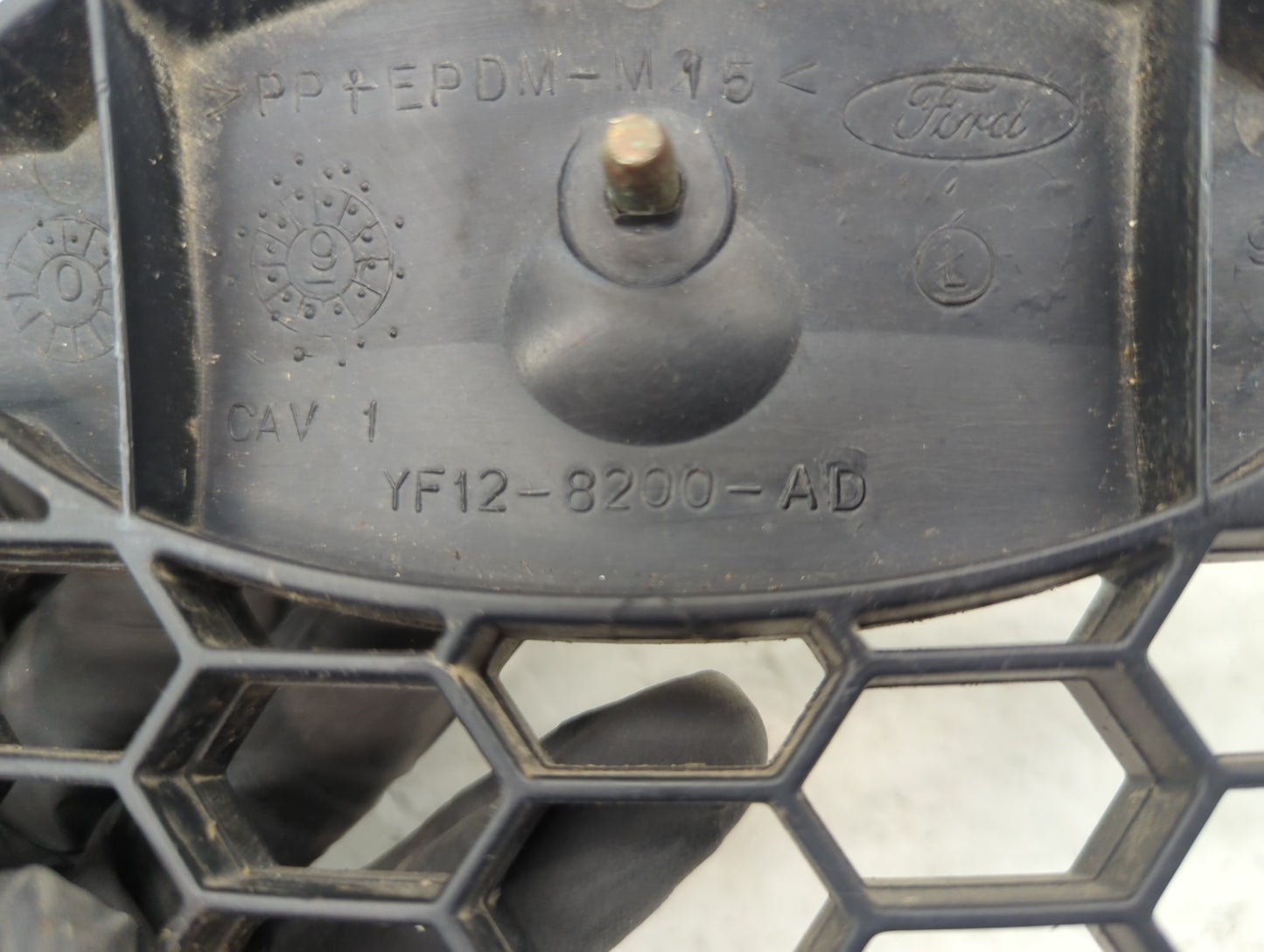 2000-2003 Ford Taurus Front Grille Bumper Not Included - Oemusedautoparts1.com