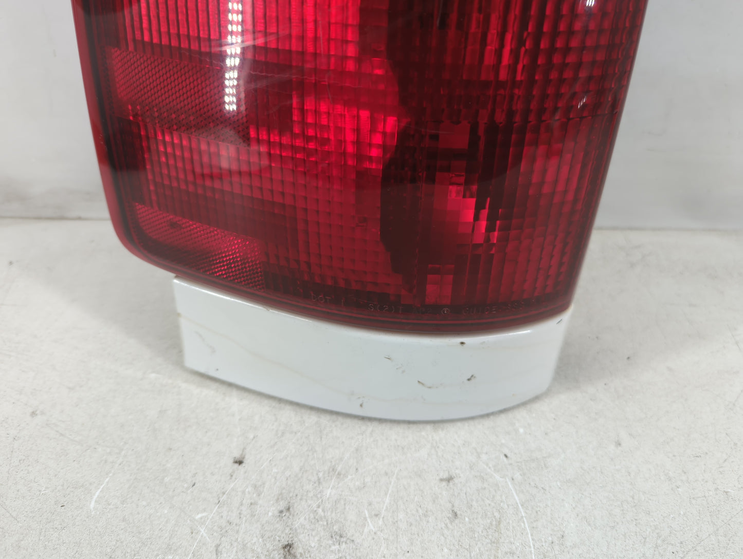 2002-2009 Gmc Envoy Tail Light Assembly Driver Left OEM P/N:16525955 Fits Fits 2002 2003 2004 2005 2006 2007 2008 2009 OEM U