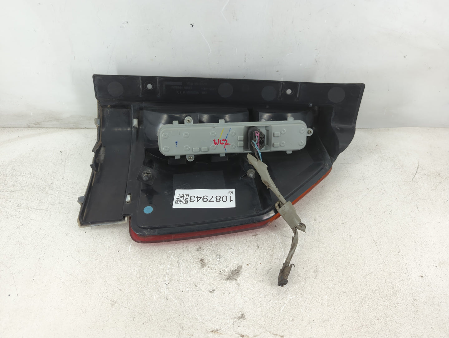 2002-2009 Gmc Envoy Tail Light Assembly Driver Left OEM P/N:16525955 Fits Fits 2002 2003 2004 2005 2006 2007 2008 2009 OEM U