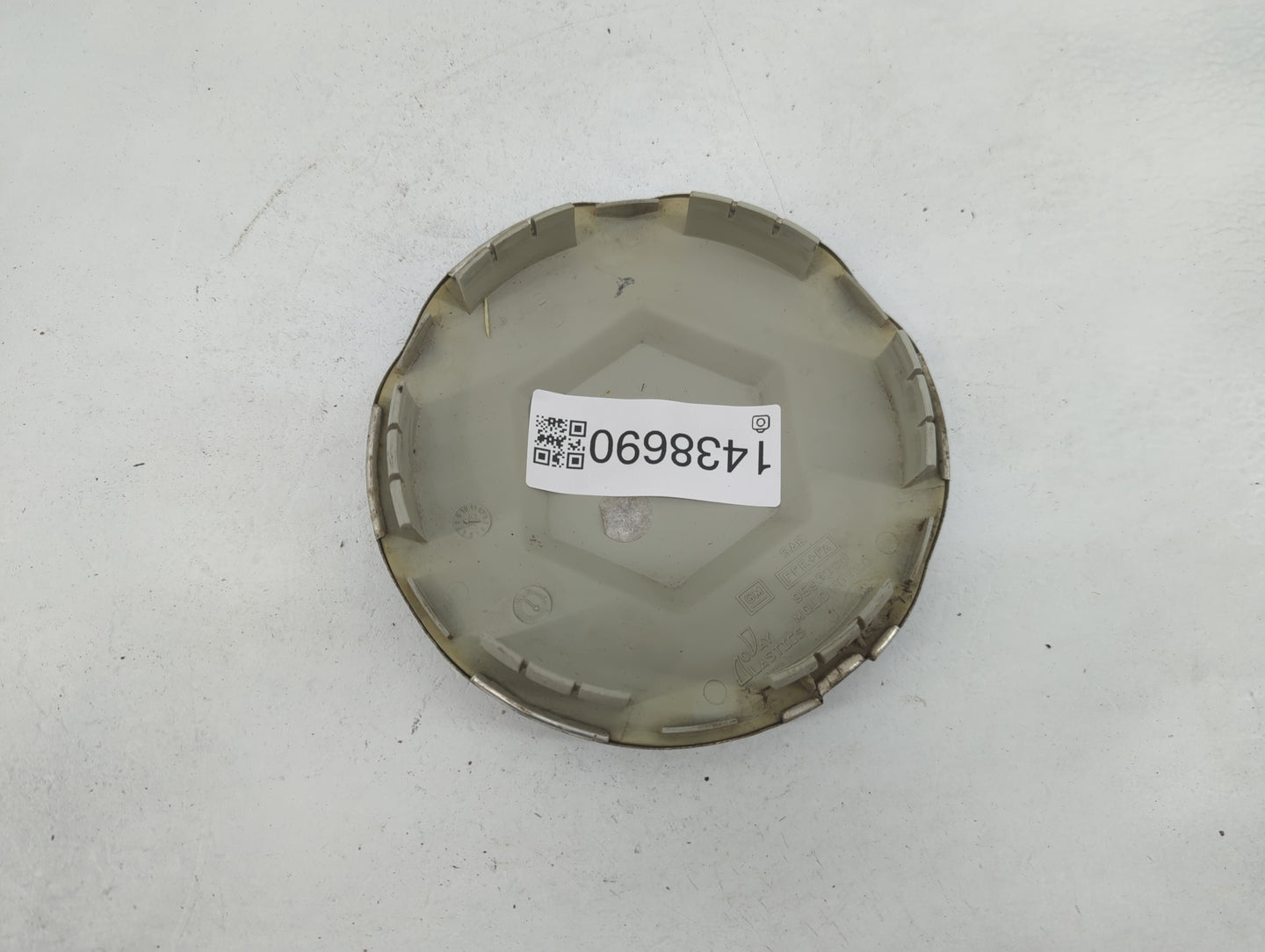 2002 Gmc Envoy Center Cap Oem 1438690 - Oemusedautoparts1.com