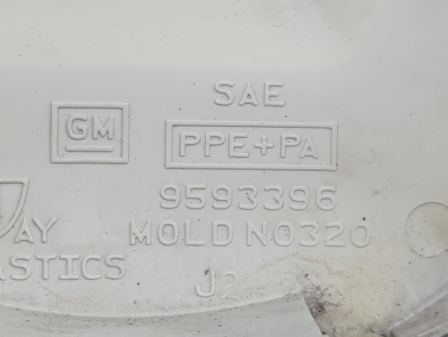 2002 Gmc Envoy Center Cap Oem 1438690 - Oemusedautoparts1.com