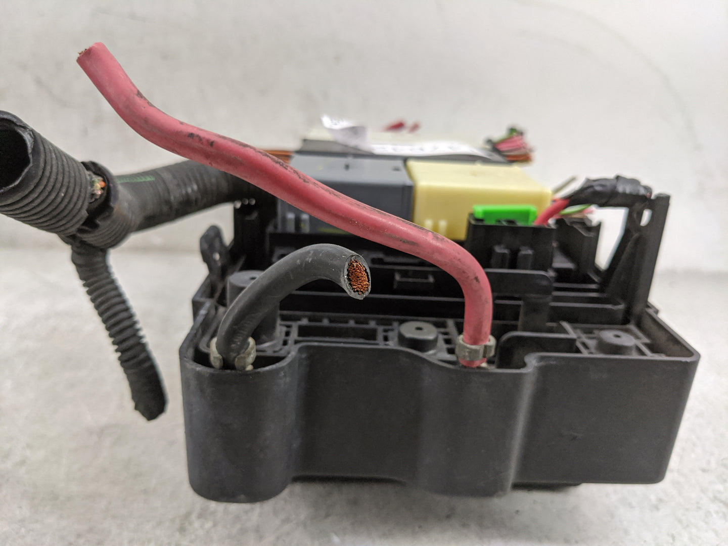 2002-2003 Gmc Envoy Fusebox Fuse Box Panel Relay Module Fits Fits 2002 2003 OEM Used Auto Parts - Oemusedautoparts1.com
