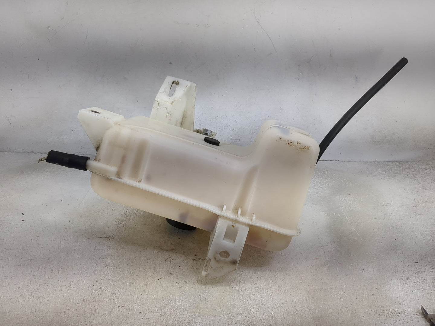 2002-2009 Gmc Envoy Radiator Coolant Overflow Expansion Tank Bottle 1494227 - Oemusedautoparts1.com