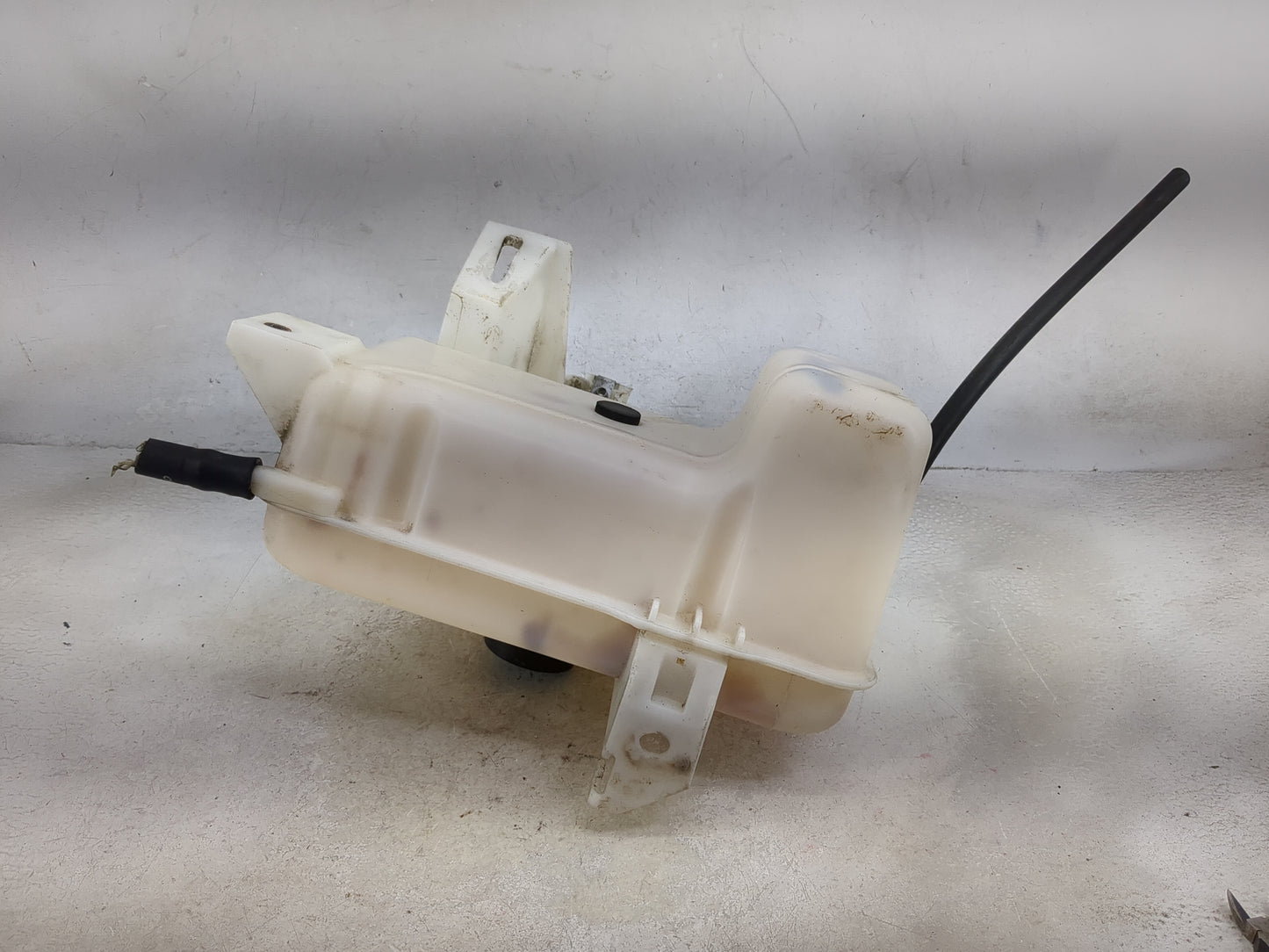 2002-2009 Gmc Envoy Radiator Coolant Overflow Expansion Tank Bottle 1494227 - Oemusedautoparts1.com