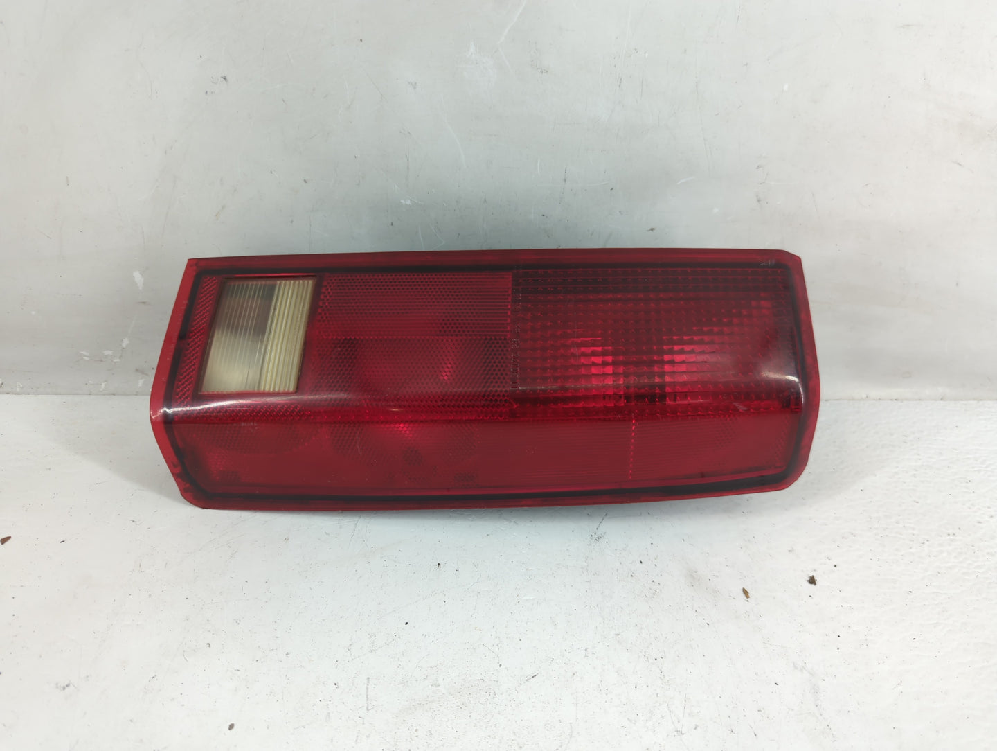 1985-2005 Gmc Safari Tail Light Assembly Passenger Right OEM P/N:16502448 Fits OEM Used Auto Parts - Oemusedautoparts1.com