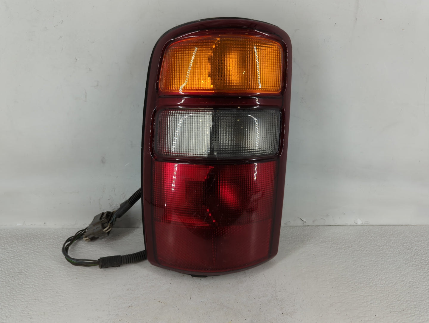 2000-2003 Gmc Yukon Tail Light Assembly Driver Left OEM P/N:GM314 -U000L 16525375 Fits Fits 2000 2001 2002 2003 OEM Used Aut