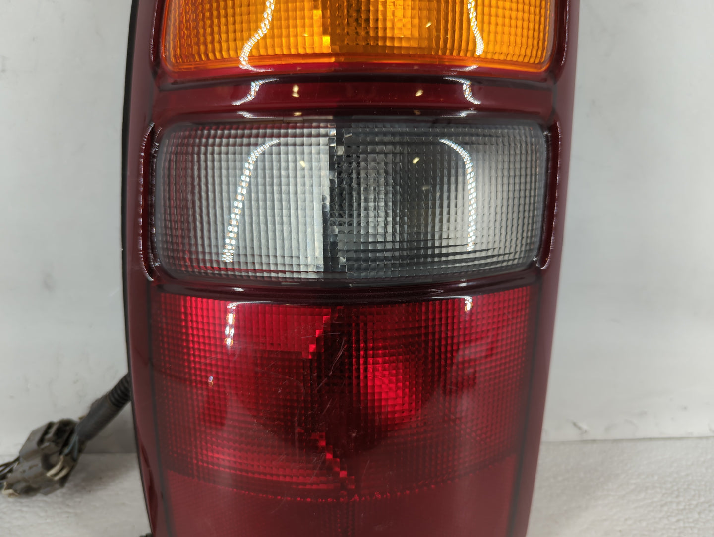 2000-2003 Gmc Yukon Tail Light Assembly Driver Left OEM P/N:GM314 -U000L 16525375 Fits Fits 2000 2001 2002 2003 OEM Used Aut