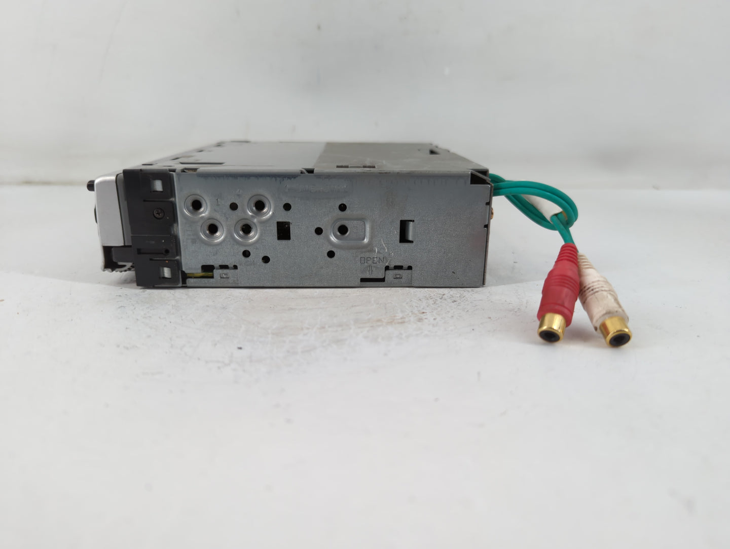 2001-2002 Gmc Yukon Radio AM FM Cd Player Receiver Replacement P/N:127X3013 KD-LH1000 Fits Fits 2001 2002 OEM Used Auto Part