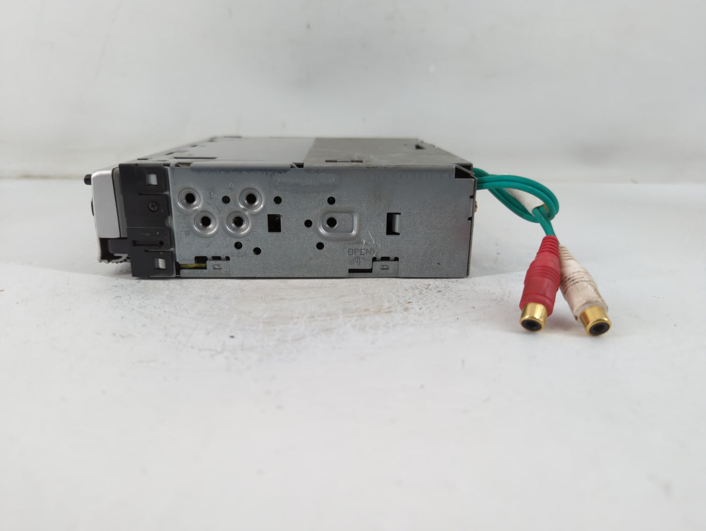 2001-2002 Gmc Yukon Radio AM FM Cd Player Receiver Replacement P/N:127X3013 KD-LH1000 Fits Fits 2001 2002 OEM Used Auto Part