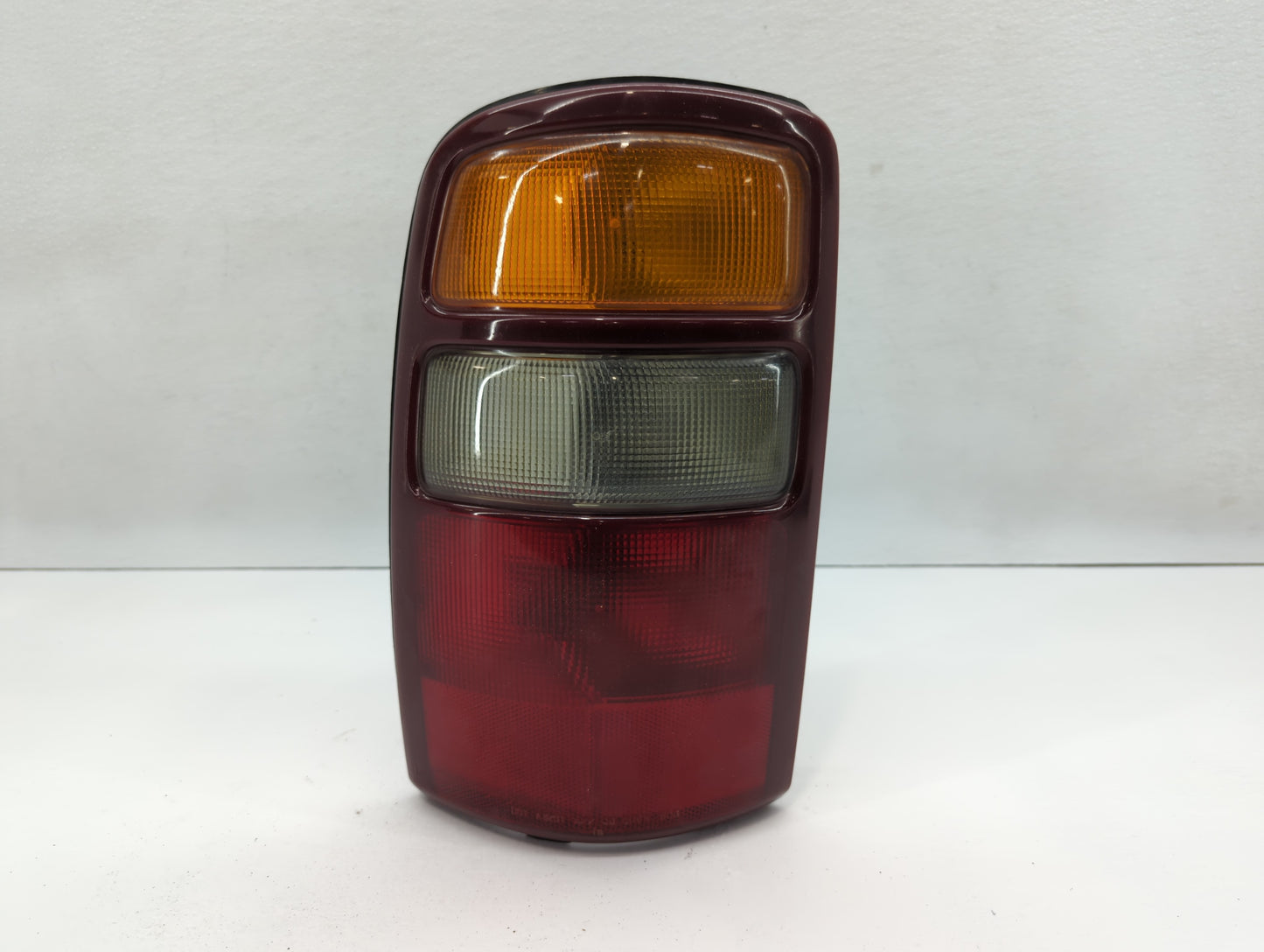 2000-2003 Gmc Yukon Xl Tail Light Assembly Driver Left OEM P/N:16525375 Fits Fits 2000 2001 2002 2003 OEM Used Auto Parts - 