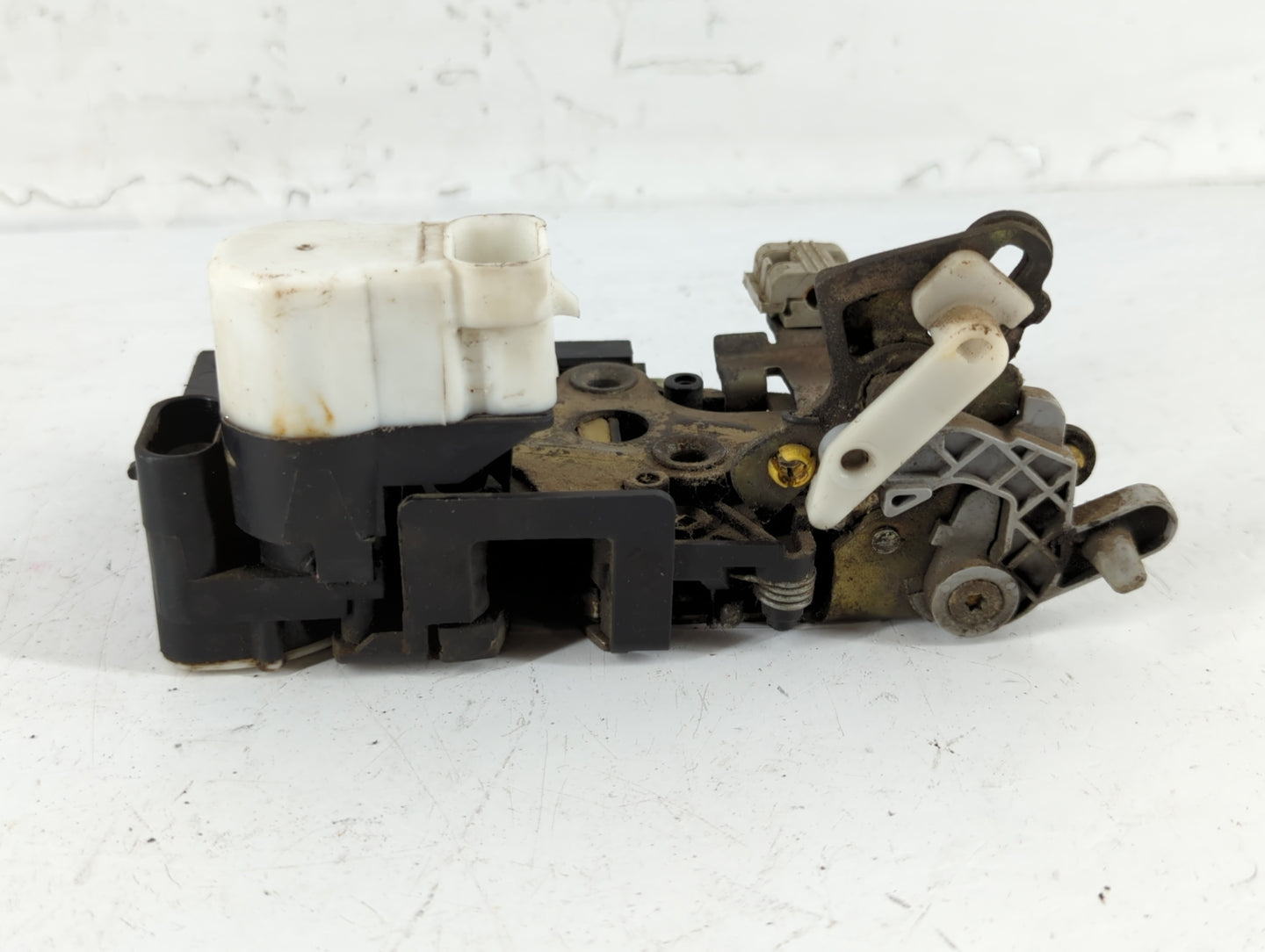 2002 Gmc Yukon Xl 1500 Hood Latch Assembly - Oemusedautoparts1.com
