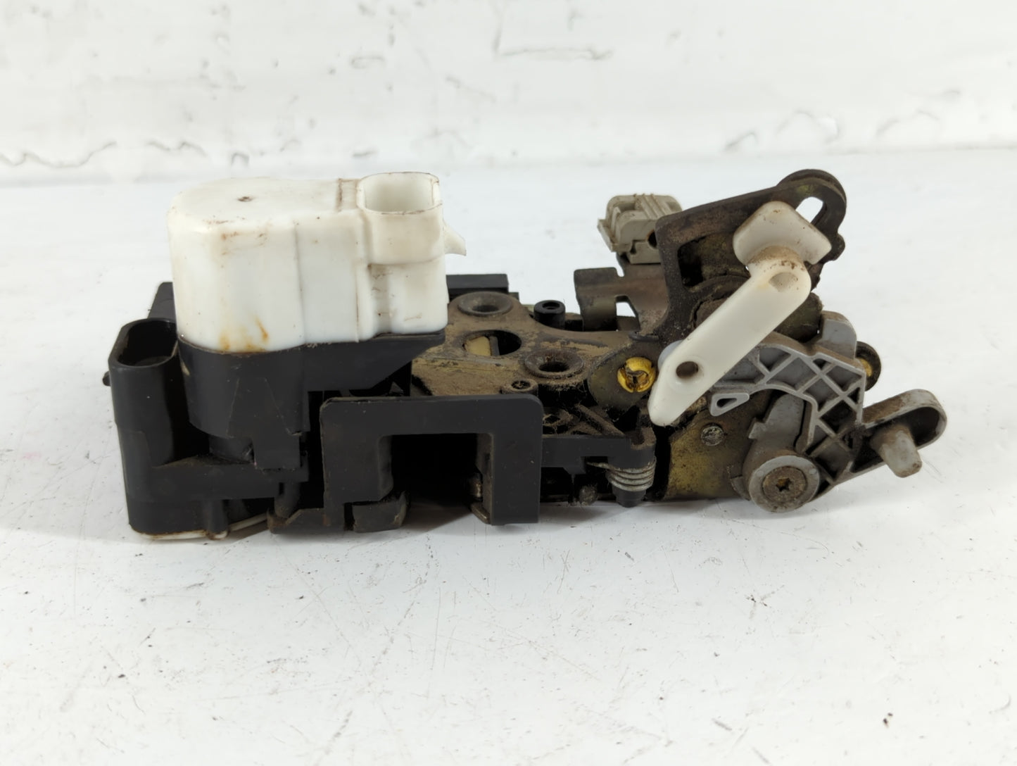 2002 Gmc Yukon Xl 1500 Hood Latch Assembly - Oemusedautoparts1.com