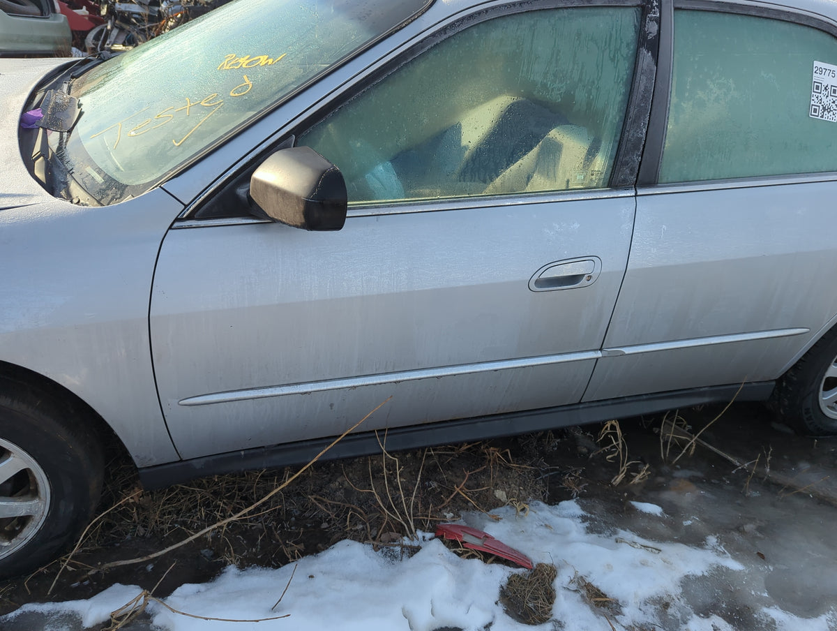 1998-2002 Honda Accord Driver Front Door Oem 1370579 - Oemusedautoparts1.com