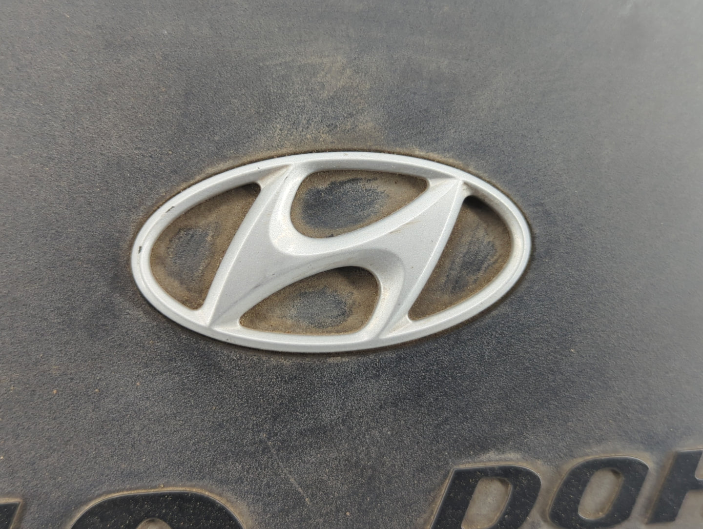 2002 Hyundai Santa Fe Engine Cover - Oemusedautoparts1.com