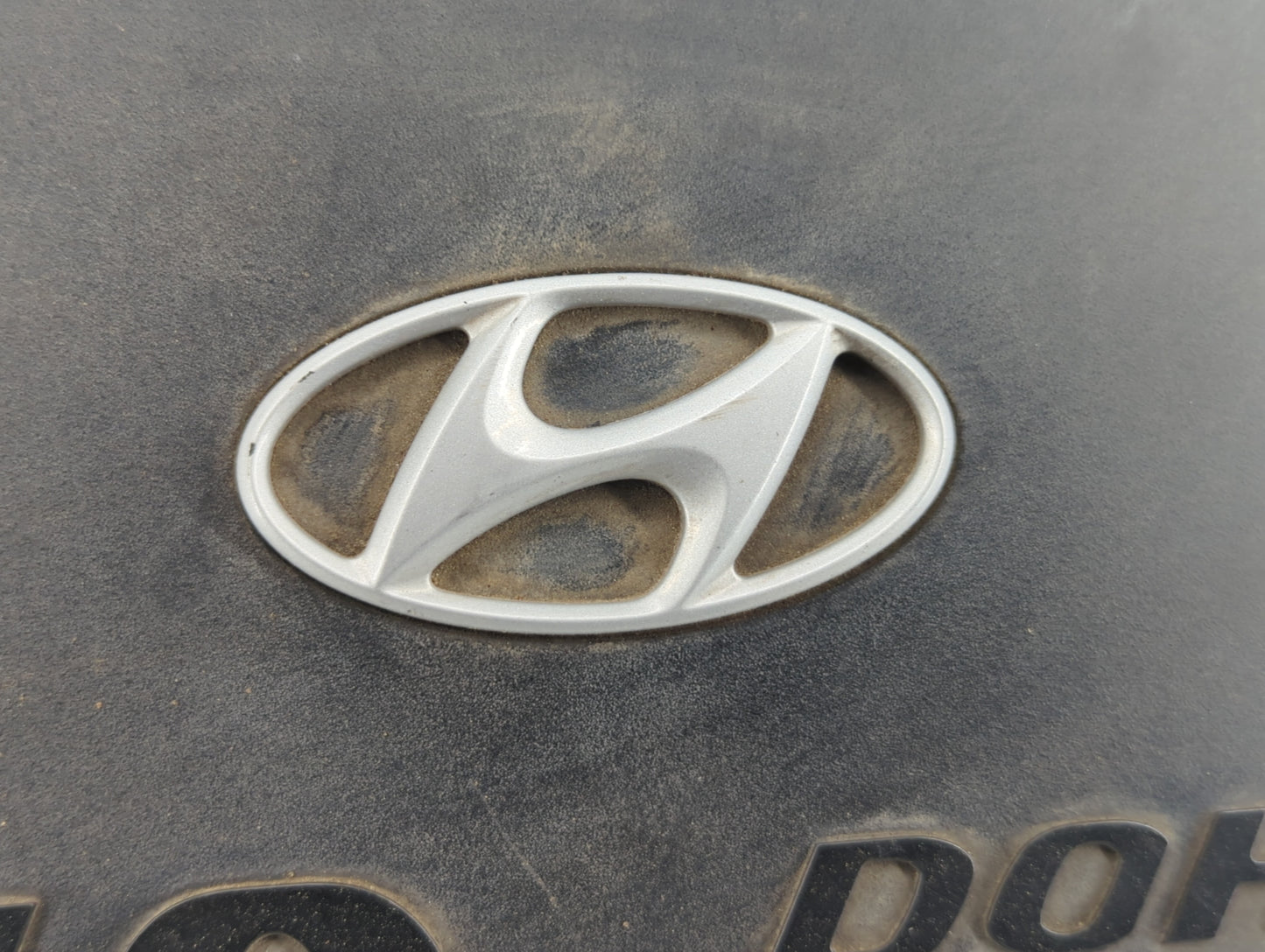 2002 Hyundai Santa Fe Engine Cover - Oemusedautoparts1.com