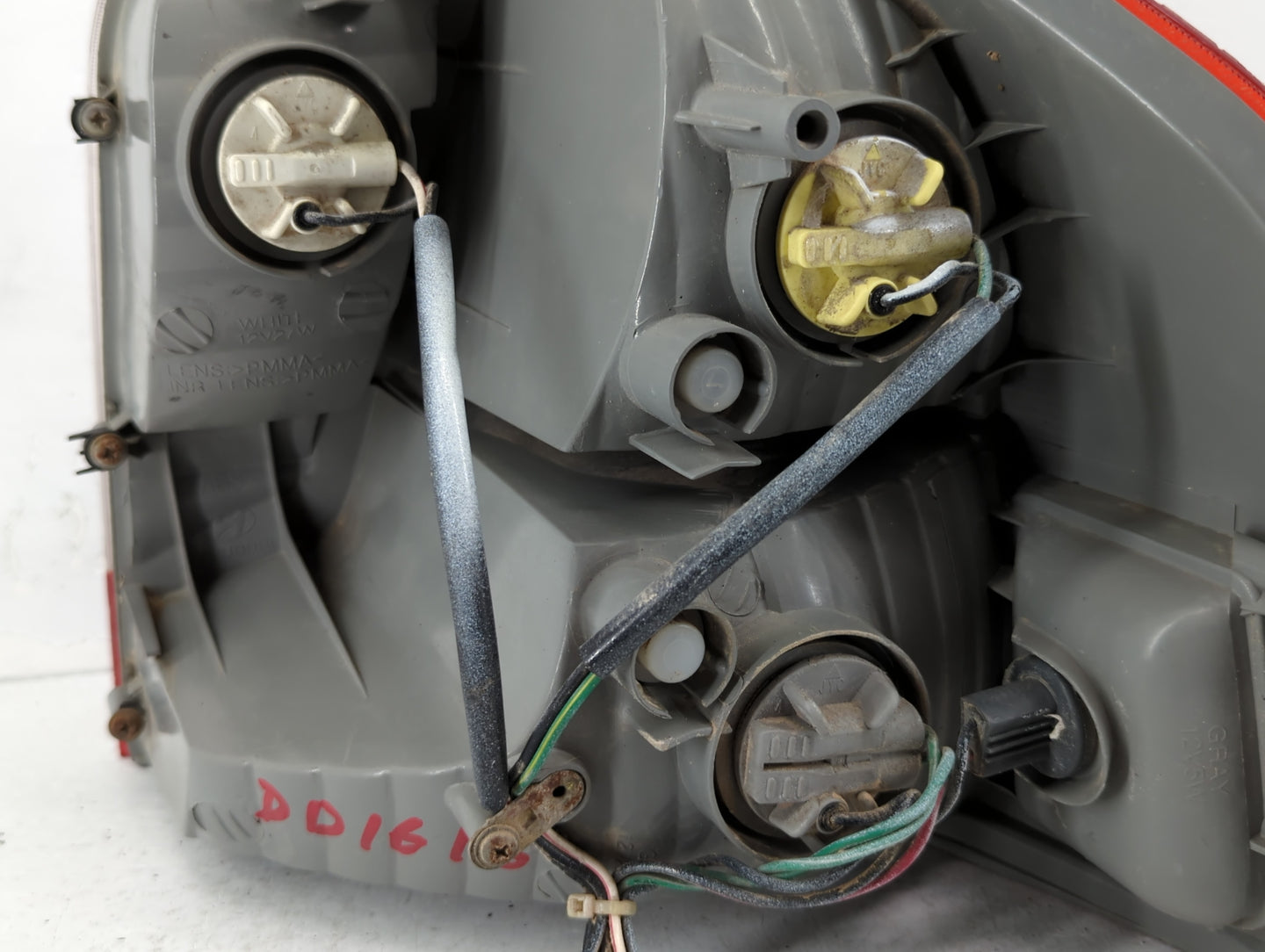 2001-2004 Hyundai Santa Fe Tail Light Assembly Driver Left OEM Fits Fits 2001 2002 2003 2004 OEM Used Auto Parts - Oemusedau