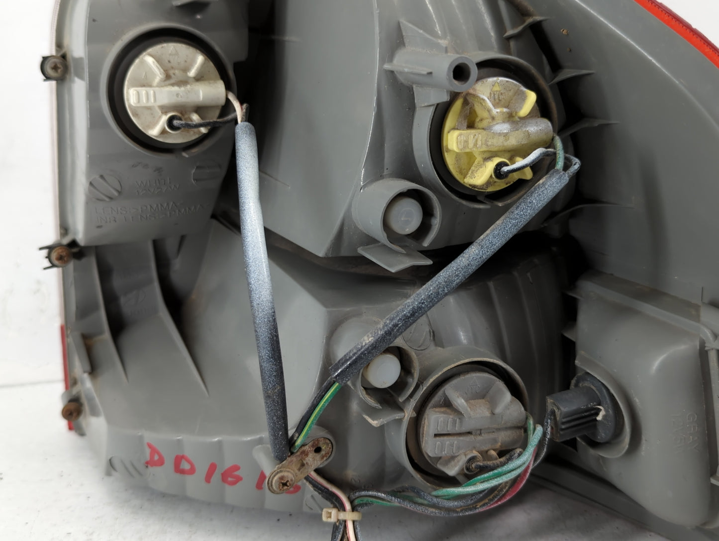 2001-2004 Hyundai Santa Fe Tail Light Assembly Driver Left OEM Fits Fits 2001 2002 2003 2004 OEM Used Auto Parts - Oemusedau