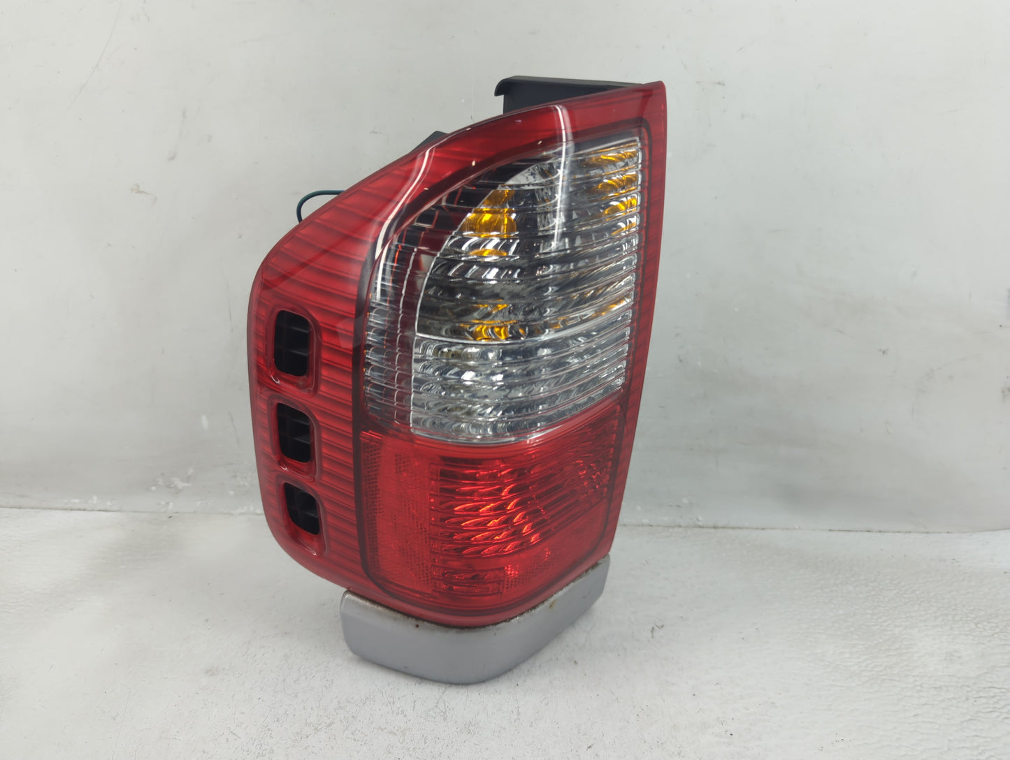 2002 Isuzu Rodeo Tail Light Assembly Driver Left OEM P/N:IZ117-B000R 30178831 Fits OEM Used Auto Parts - Oemusedautoparts1.c