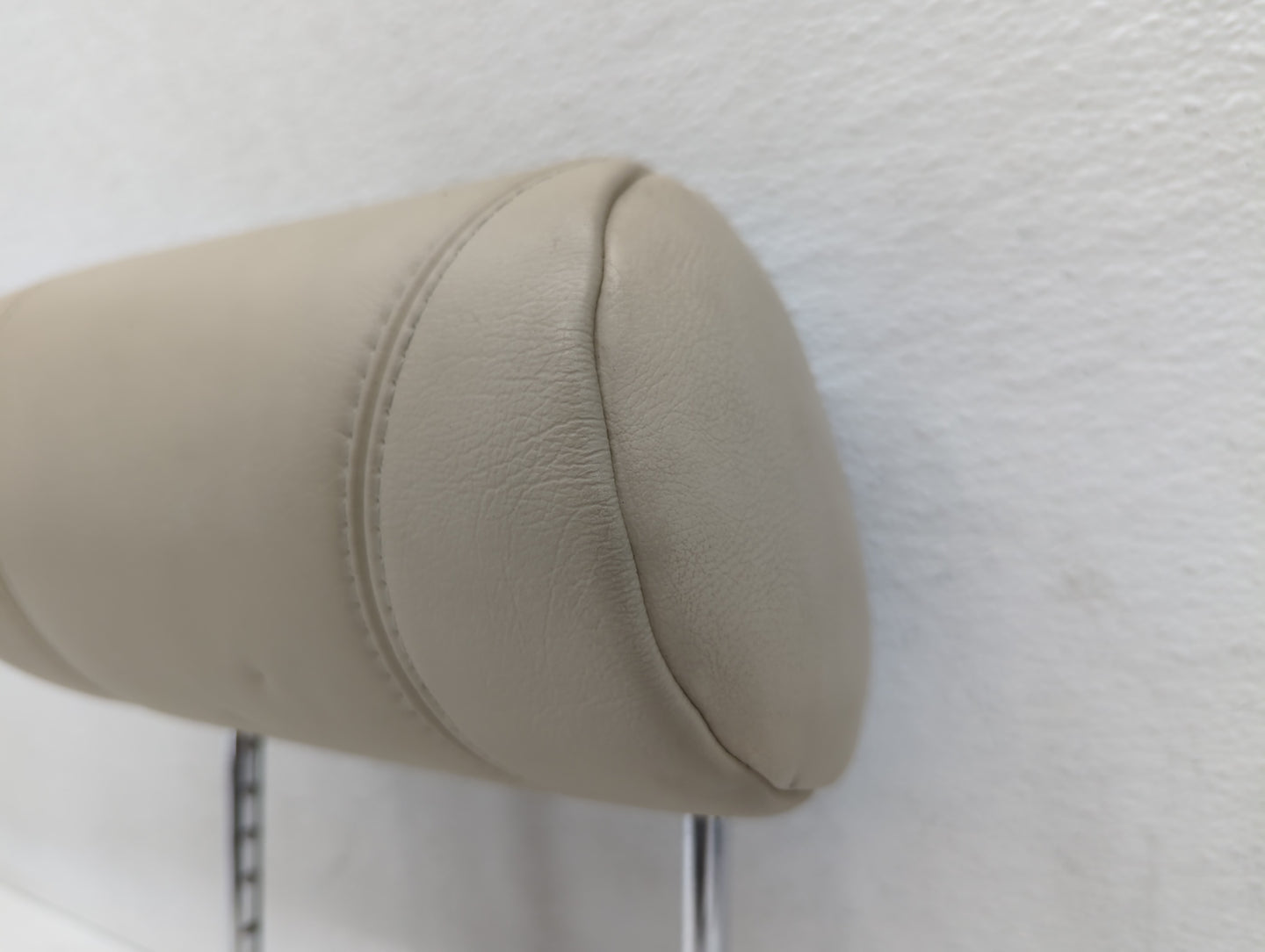 2002-2008 Jaguar X-Type Headrest Head Rest Front Driver Passenger Seat Fits Fits 2002 2003 2004 2005 2006 2007 2008 OEM Used