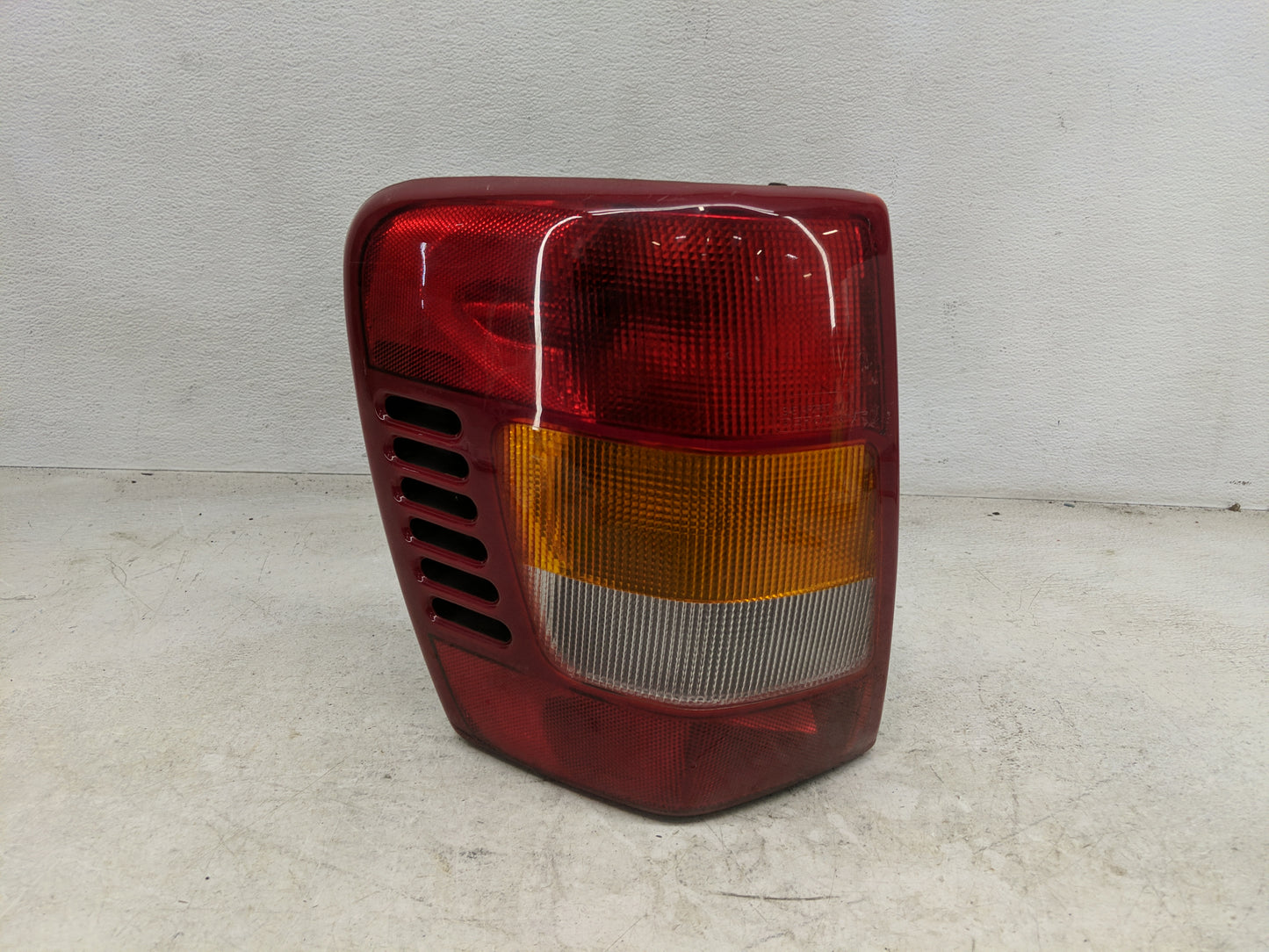 2002-2003 Jeep Grand Cherokee Tail Light Assembly Driver Left OEM Fits Fits 2002 2003 OEM Used Auto Parts - Oemusedautoparts
