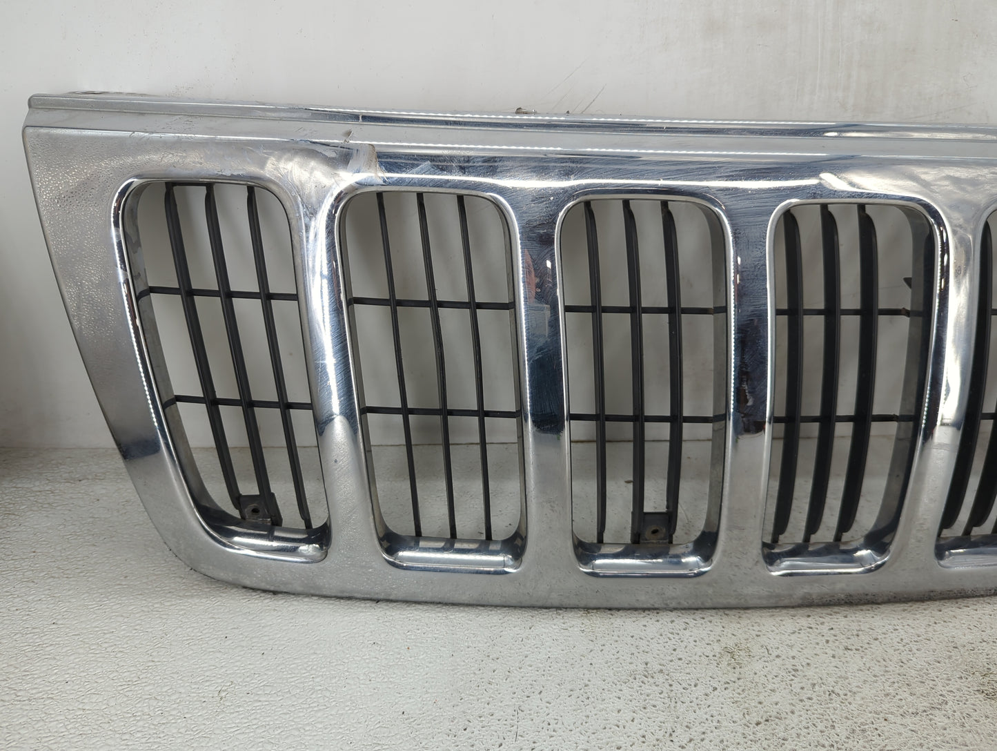 1999-2003 Jeep Grand Cherokee Front Grille Bumper Not Included - Oemusedautoparts1.com