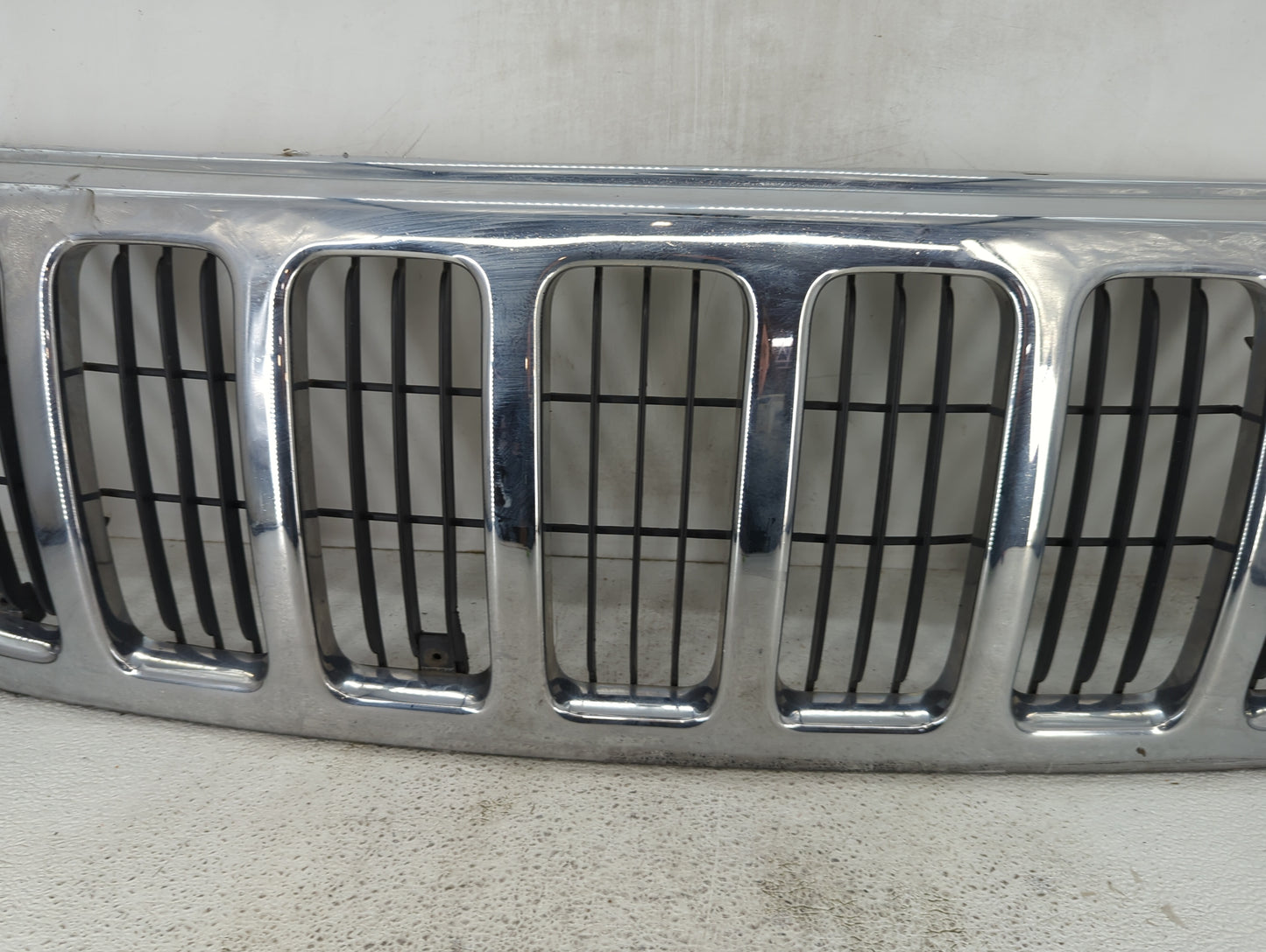 1999-2003 Jeep Grand Cherokee Front Grille Bumper Not Included - Oemusedautoparts1.com