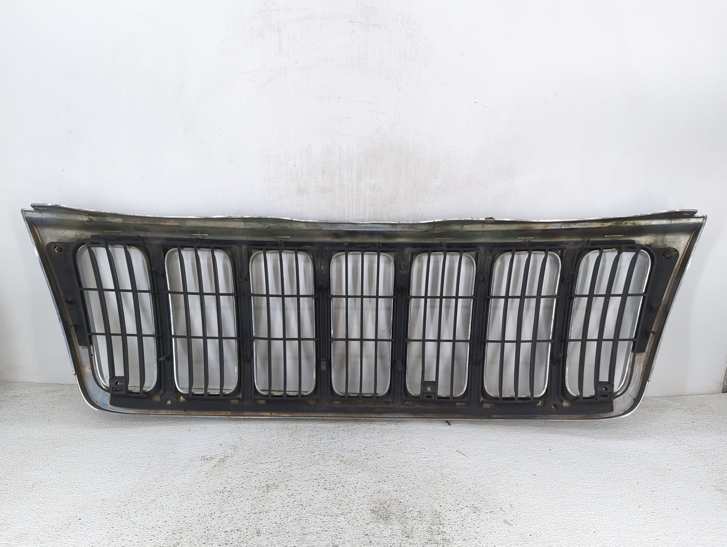 1999-2003 Jeep Grand Cherokee Front Grille Bumper Not Included - Oemusedautoparts1.com
