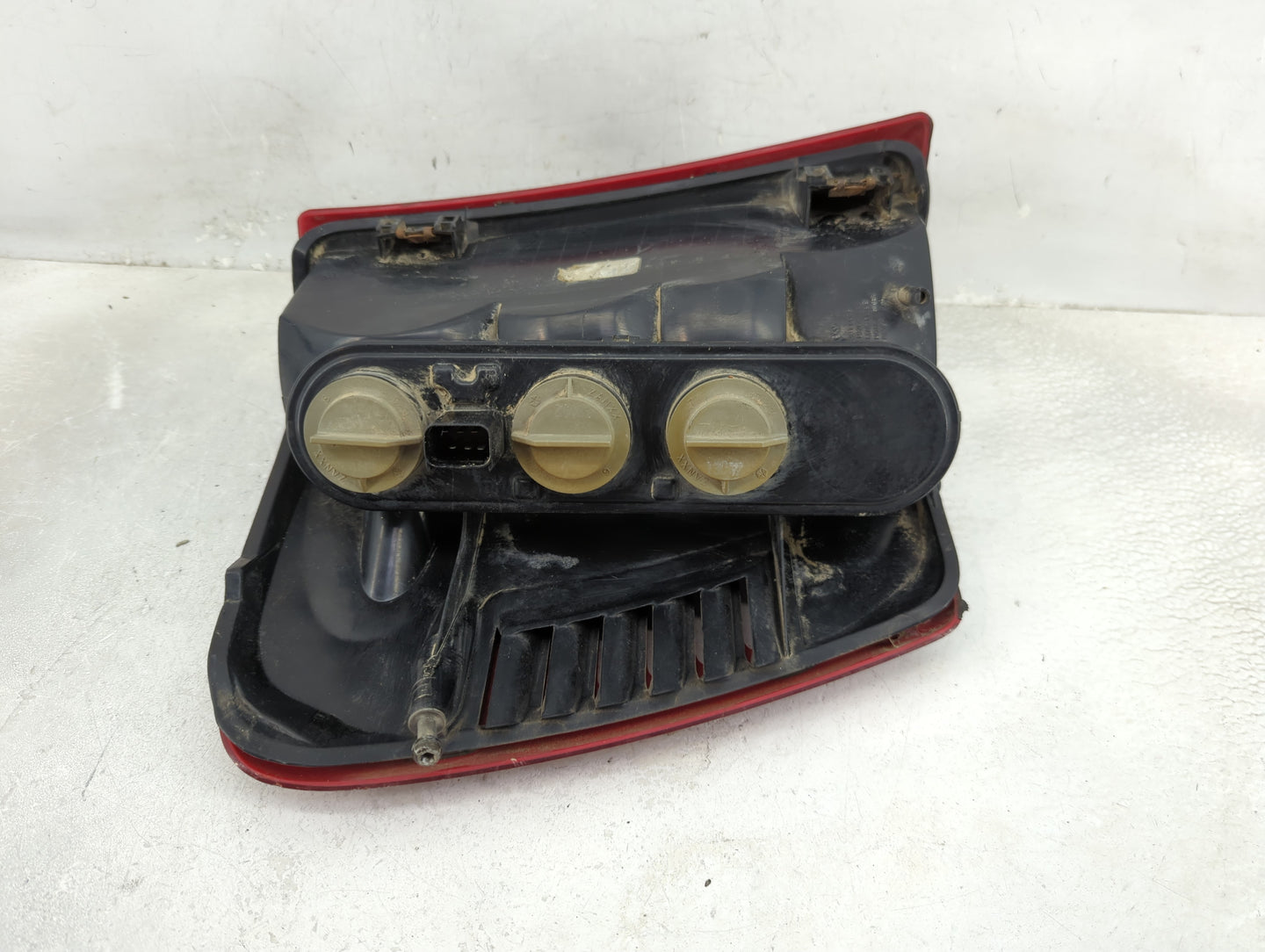 2002-2003 Jeep Grand Cherokee Tail Light Assembly Passenger Right OEM Fits Fits 2002 2003 OEM Used Auto Parts - Oemusedautop