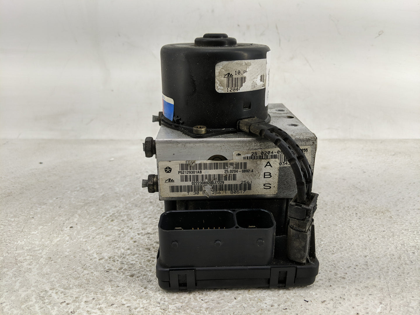 2002-2004 Jeep Grand Cherokee ABS Pump Control Module Replacement P/N:52129301AB Fits Fits 2002 2003 2004 OEM Used Auto Part
