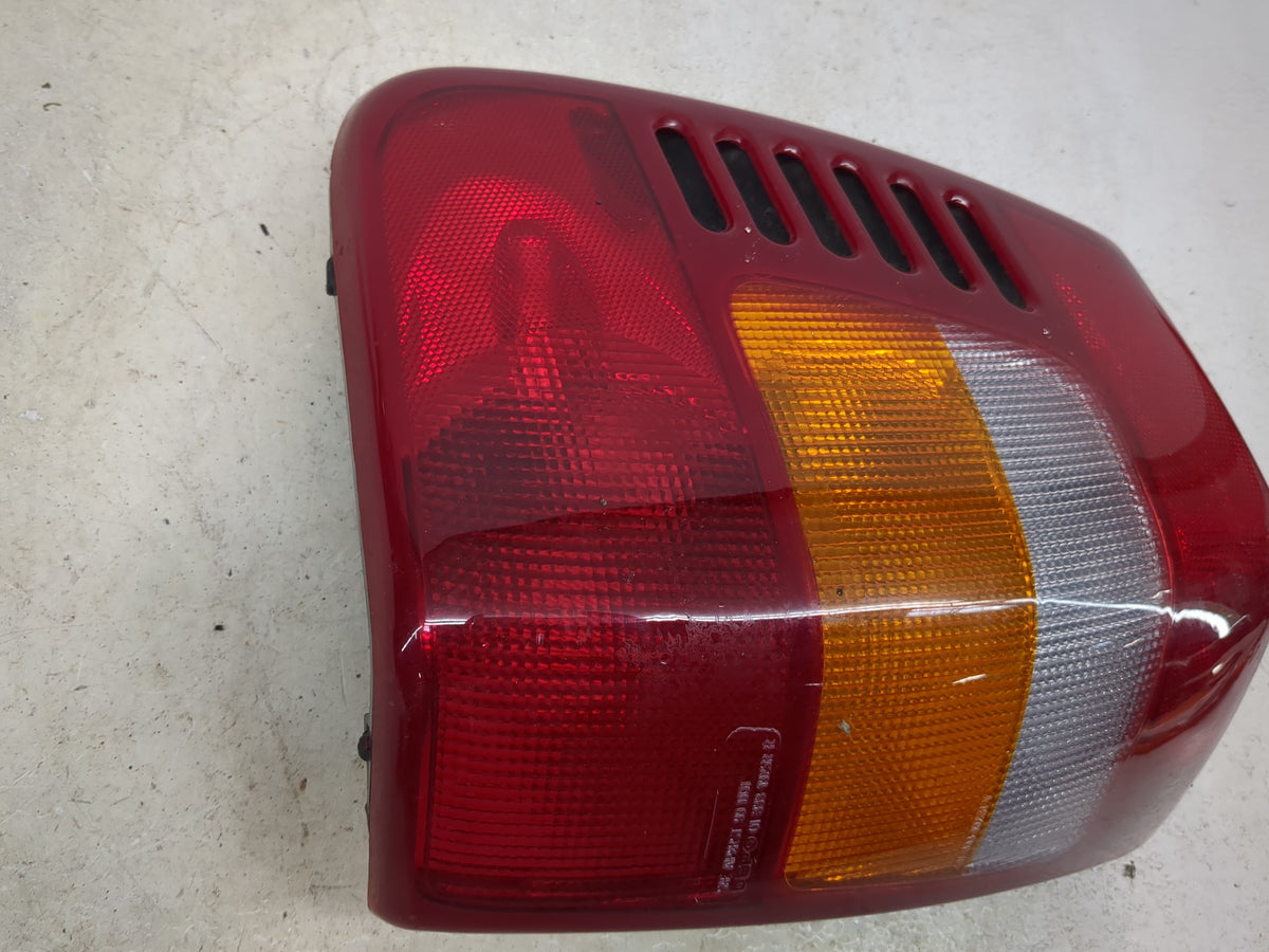 2002 Jeep Grand Cherokee Tail Light Assembly Passenger Right OEM P/N:333-1925R-AF Fits OEM Used Auto Parts - Oemusedautopart