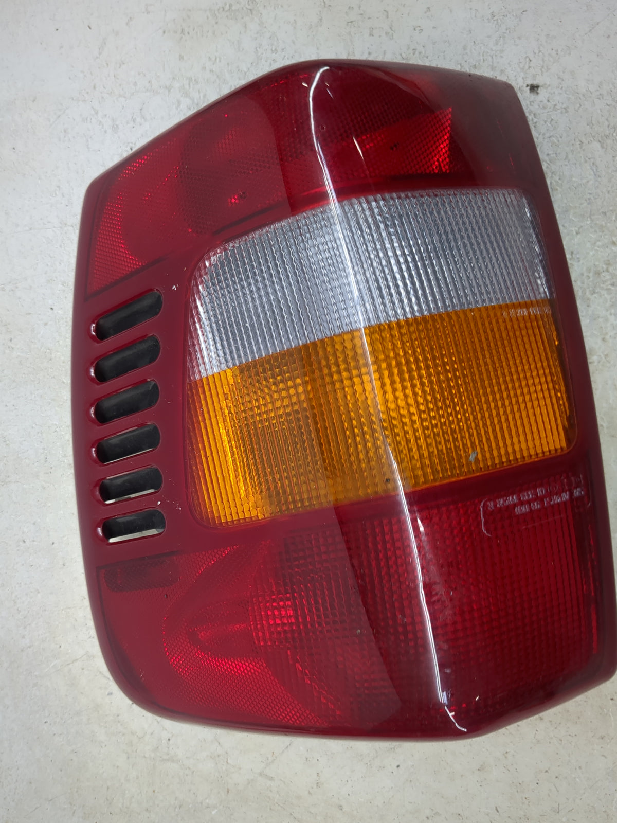 2002 Jeep Grand Cherokee Tail Light Assembly Passenger Right OEM P/N:333-1925R-AF Fits OEM Used Auto Parts - Oemusedautopart