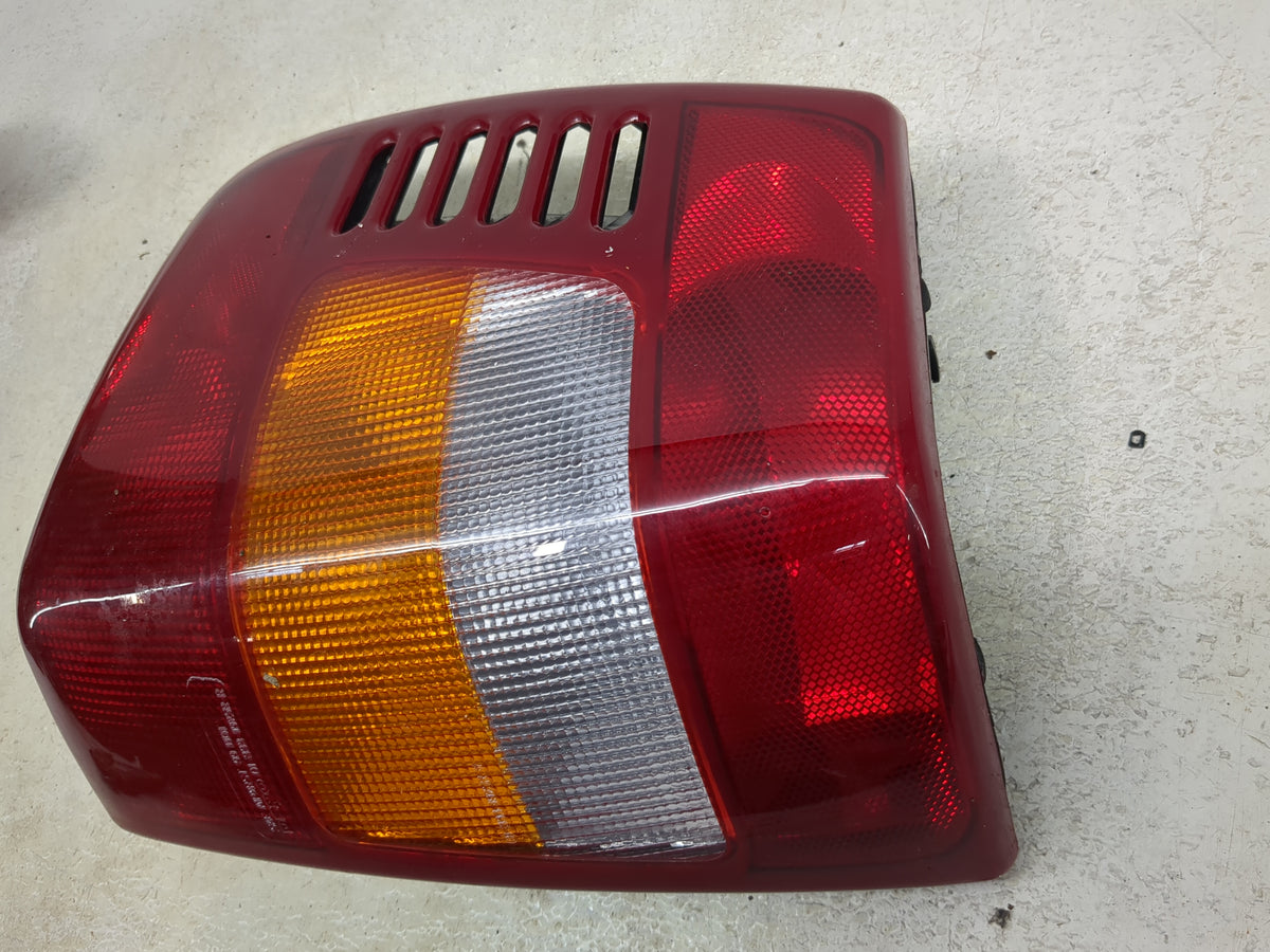2002 Jeep Grand Cherokee Tail Light Assembly Passenger Right OEM P/N:333-1925R-AF Fits OEM Used Auto Parts - Oemusedautopart
