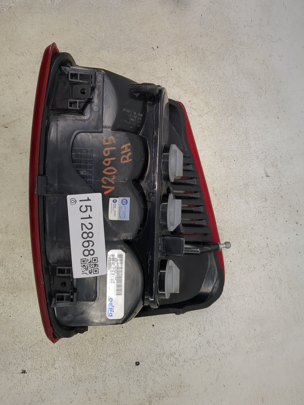 2002 Jeep Grand Cherokee Tail Light Assembly Passenger Right OEM P/N:333-1925R-AF Fits OEM Used Auto Parts - Oemusedautopart