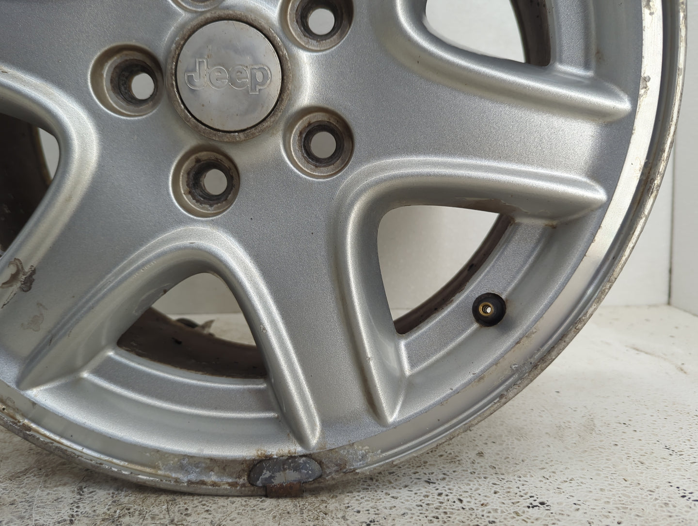 2002-2004 Jeep Liberty Oem Wheel Rim 1098558 - Oemusedautoparts1.com