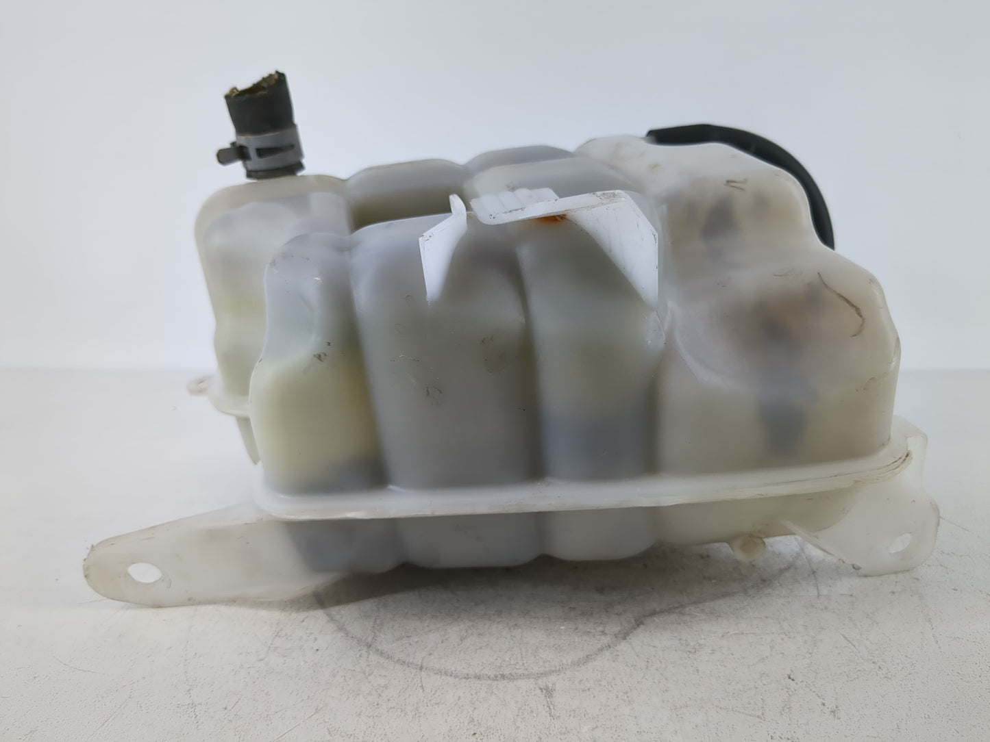 2002-2006 Jeep Liberty Radiator Coolant Overflow Expansion Tank Bottle 863469 - Oemusedautoparts1.com