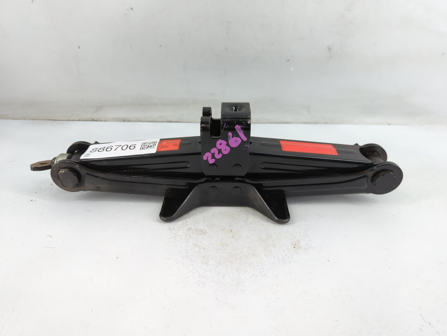 2002 Kia Sedona Spare Scissor Car Jack - Oemusedautoparts1.com
