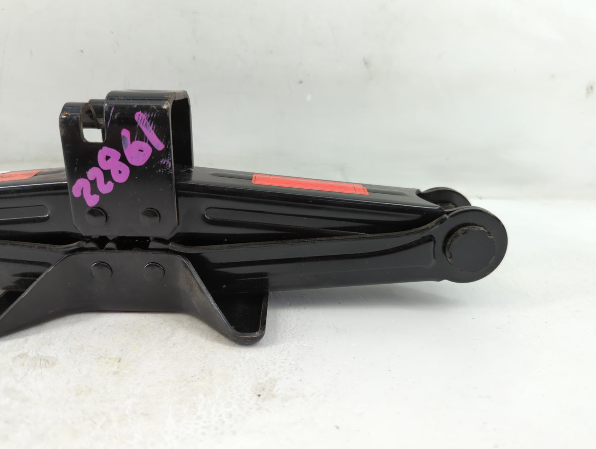 2002 Kia Sedona Spare Scissor Car Jack - Oemusedautoparts1.com
