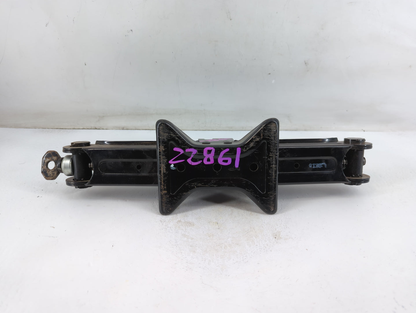 2002 Kia Sedona Spare Scissor Car Jack - Oemusedautoparts1.com