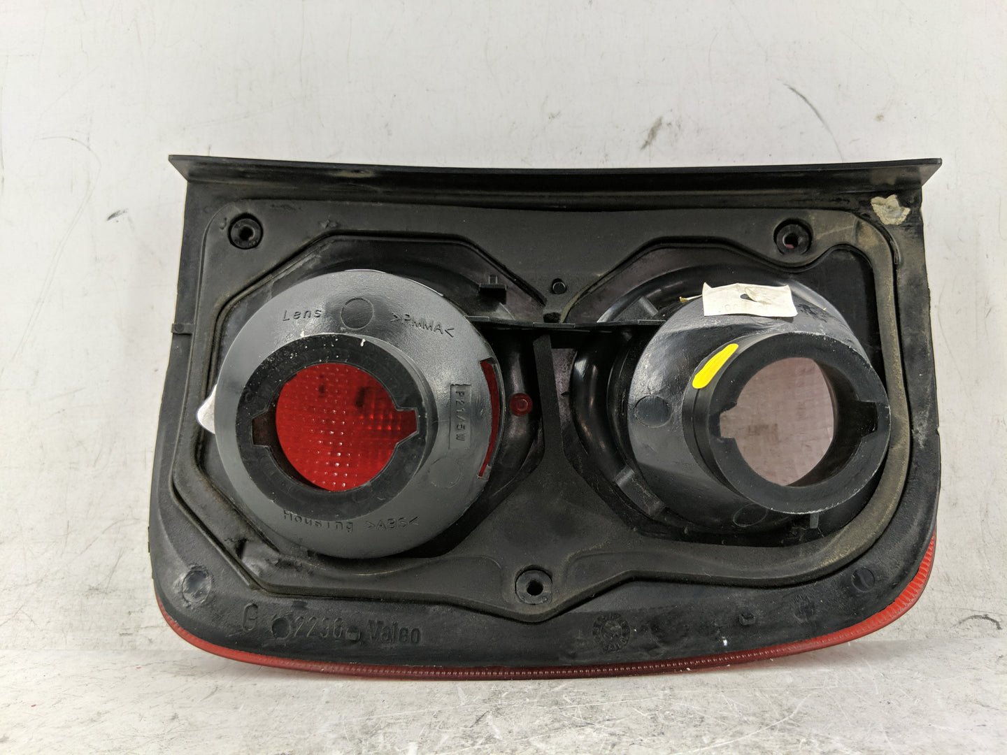 2002-2003 Land Rover Freelander Tail Light Assembly Driver Left OEM P/N:22960104 Fits Fits 2002 2003 OEM Used Auto Parts - O