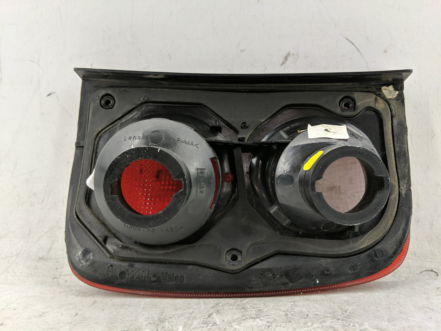 2002-2003 Land Rover Freelander Tail Light Assembly Driver Left OEM P/N:22960104 Fits Fits 2002 2003 OEM Used Auto Parts - O