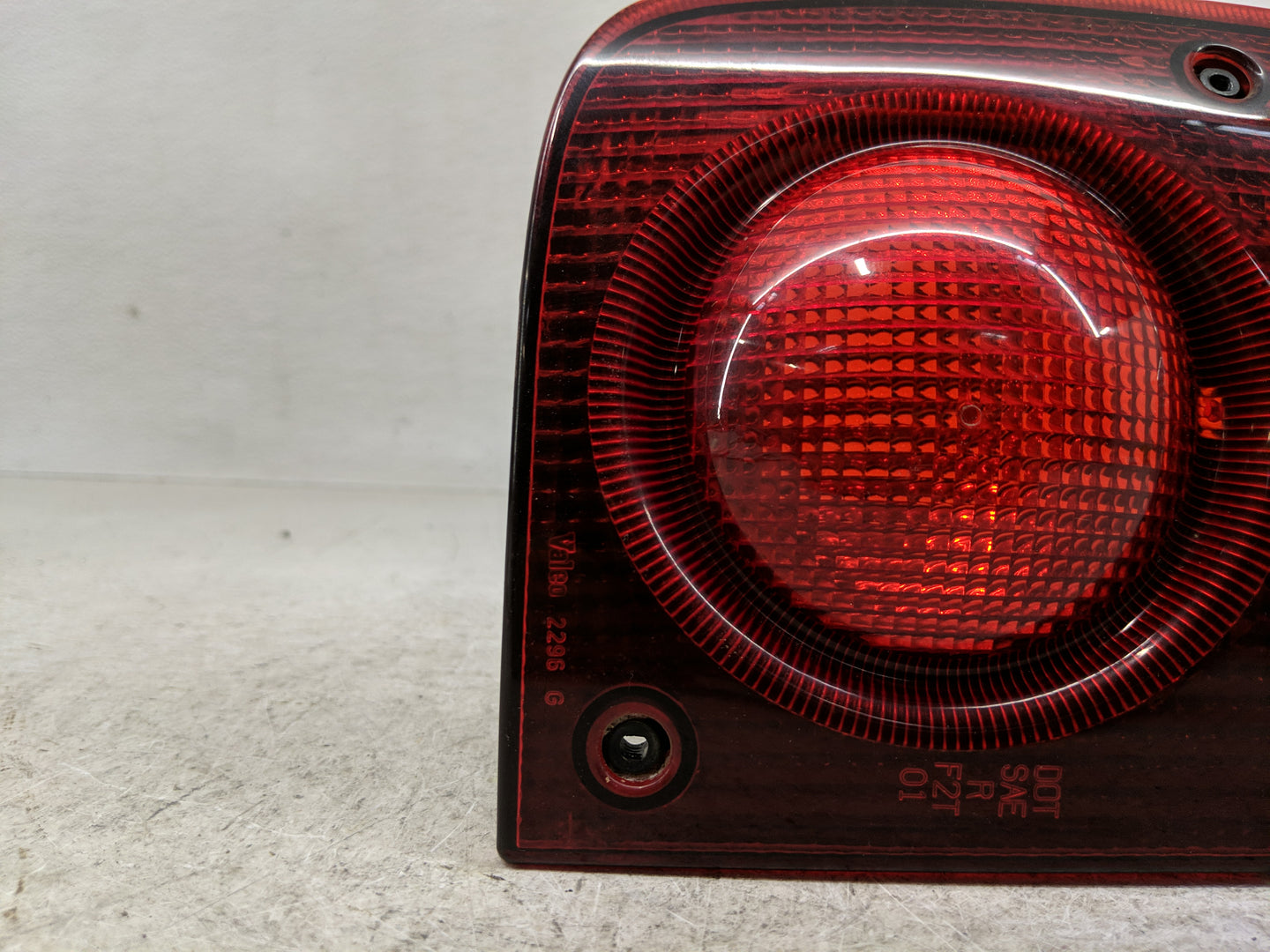 2002-2003 Land Rover Freelander Tail Light Assembly Driver Left OEM P/N:22960104 Fits Fits 2002 2003 OEM Used Auto Parts - O