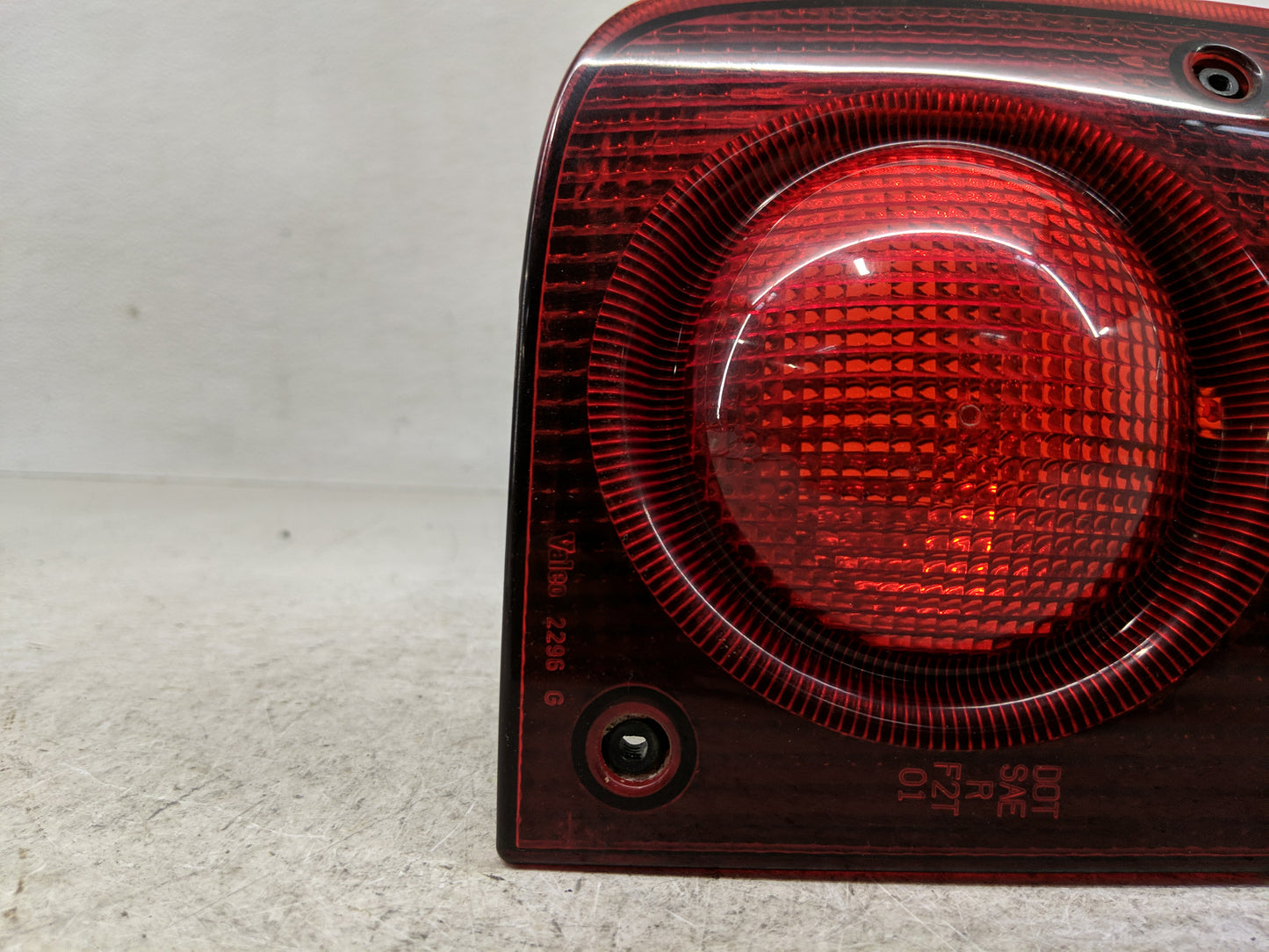 2002-2003 Land Rover Freelander Tail Light Assembly Driver Left OEM P/N:22960104 Fits Fits 2002 2003 OEM Used Auto Parts - O