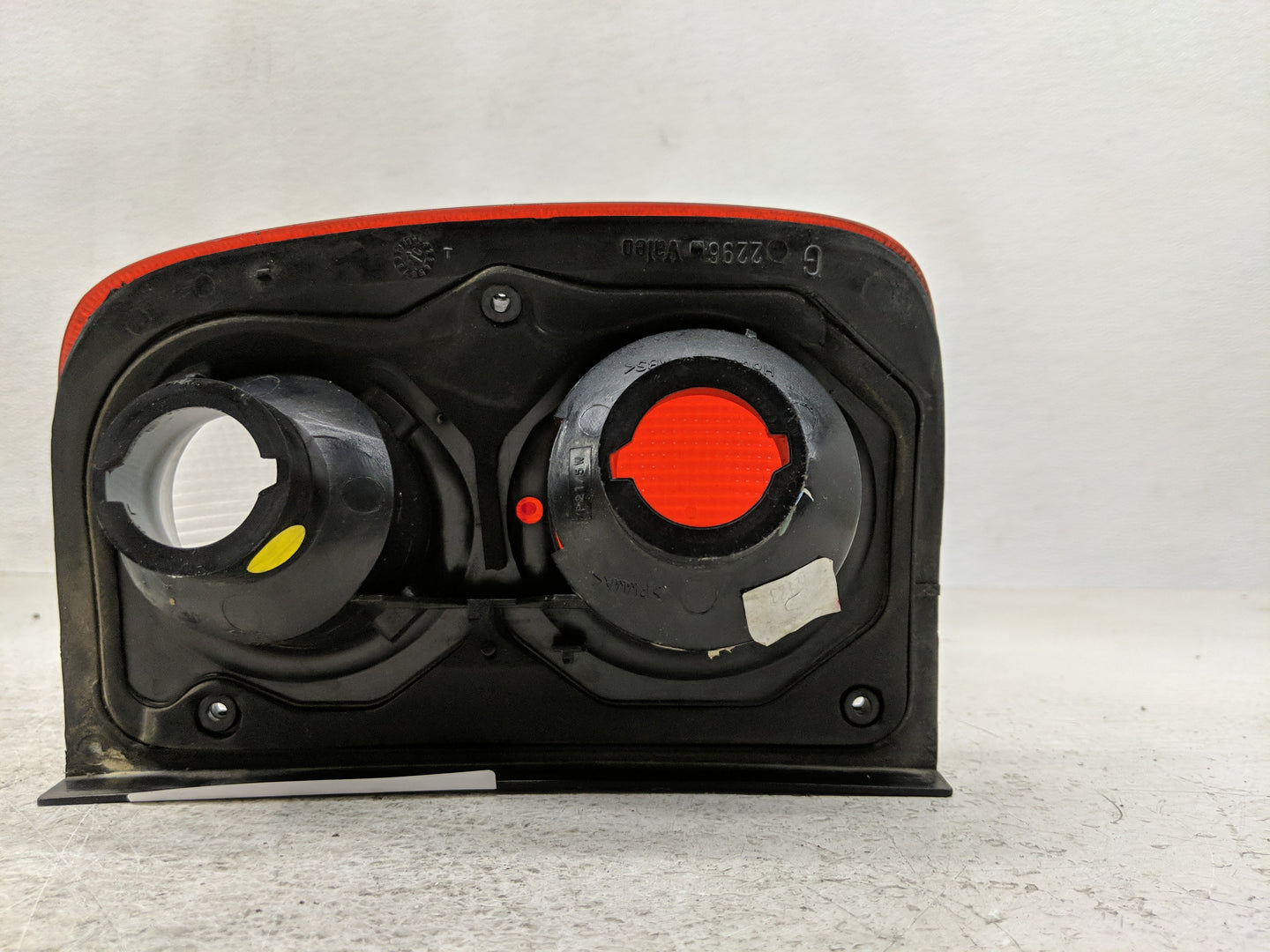 2002-2003 Land Rover Freelander Tail Light Assembly Driver Left OEM P/N:22960104 Fits Fits 2002 2003 OEM Used Auto Parts - O