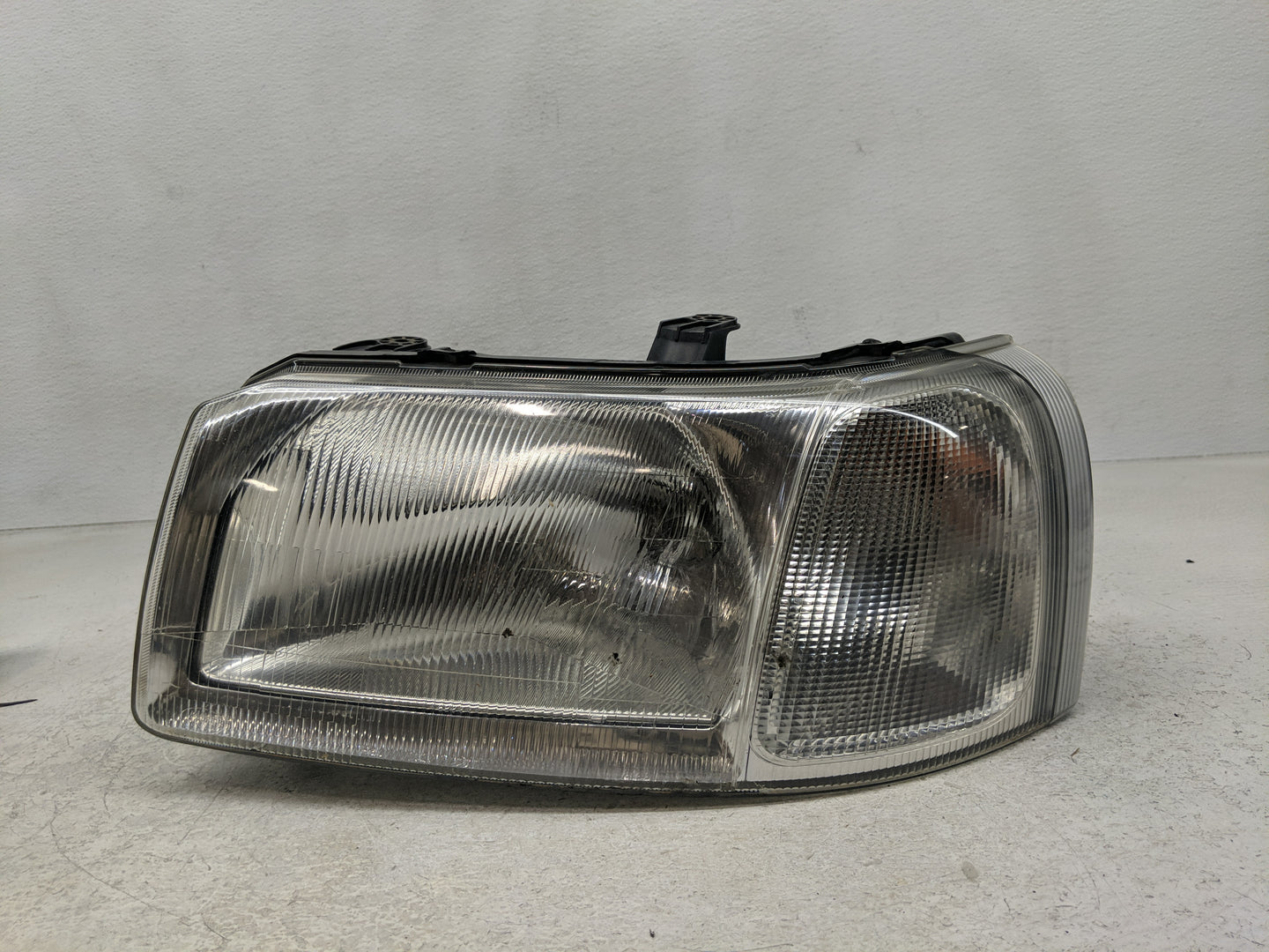 2002 Land Rover Freelander Driver Left Oem Head Light Headlight Lamp - Oemusedautoparts1.com