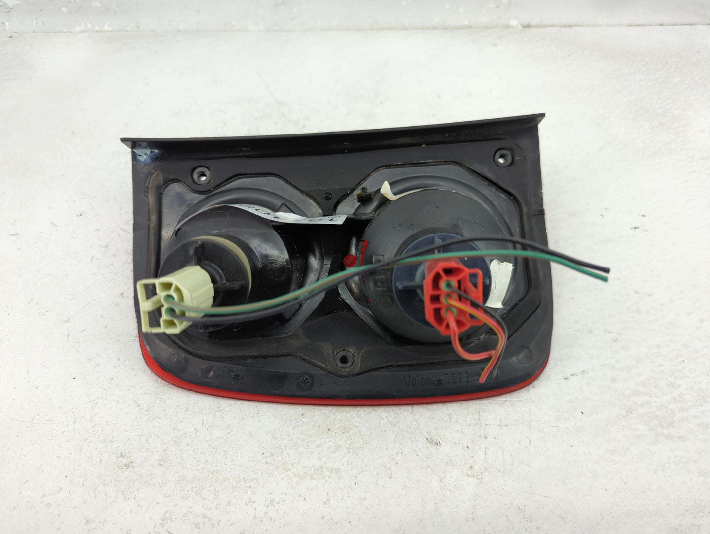2002-2003 Land Rover Freelander Tail Light Assembly Driver Left OEM Fits Fits 2002 2003 OEM Used Auto Parts - Oemusedautopar